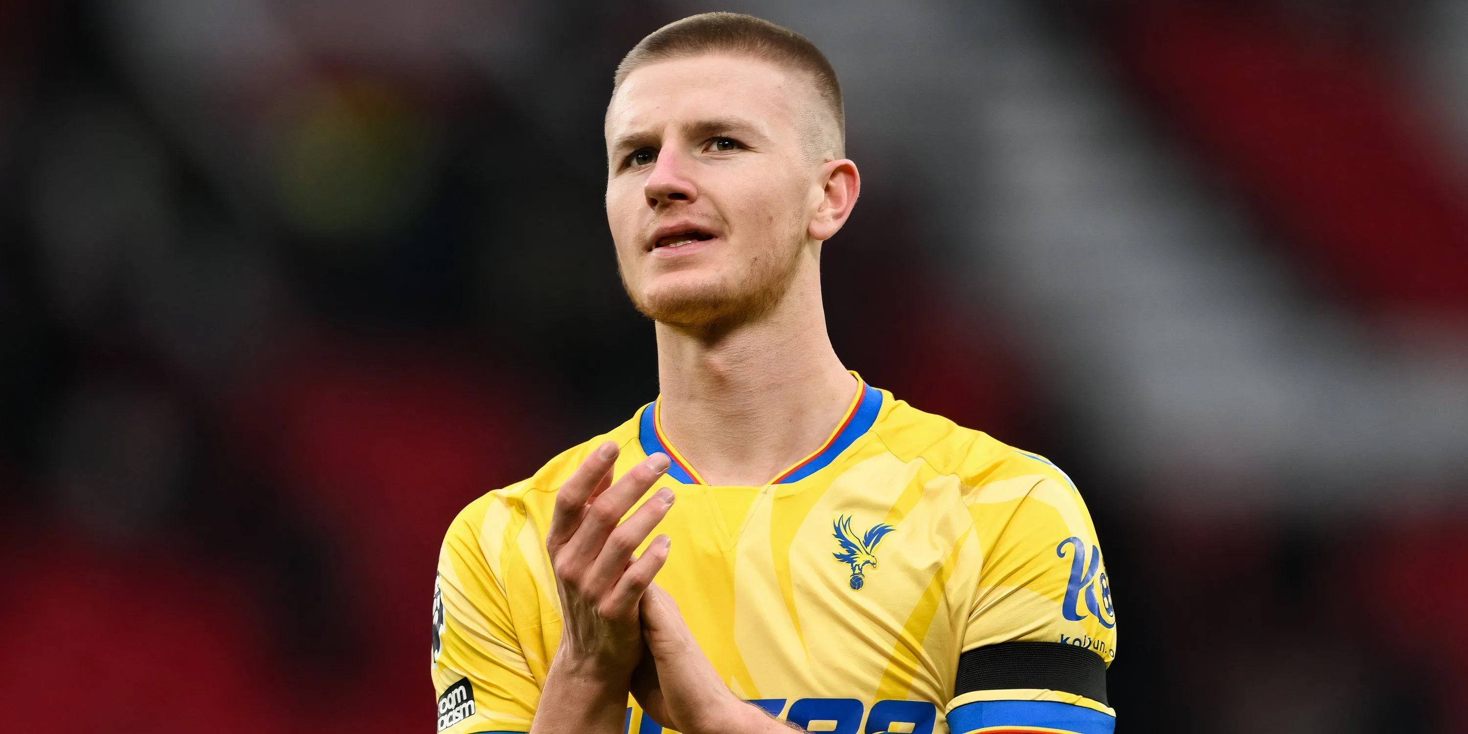 Adam Wharton vỗ tay cảm ơn sự cổ vũ của người hâm mộ Crystal Palace trên sân