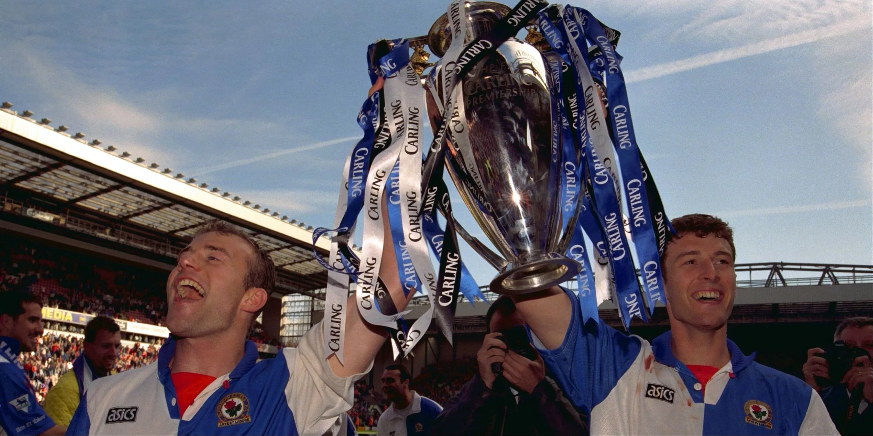 Alan Shearer và Chris Sutton nâng cúp vô địch Ngoại hạng Anh cùng Blackburn Rovers
