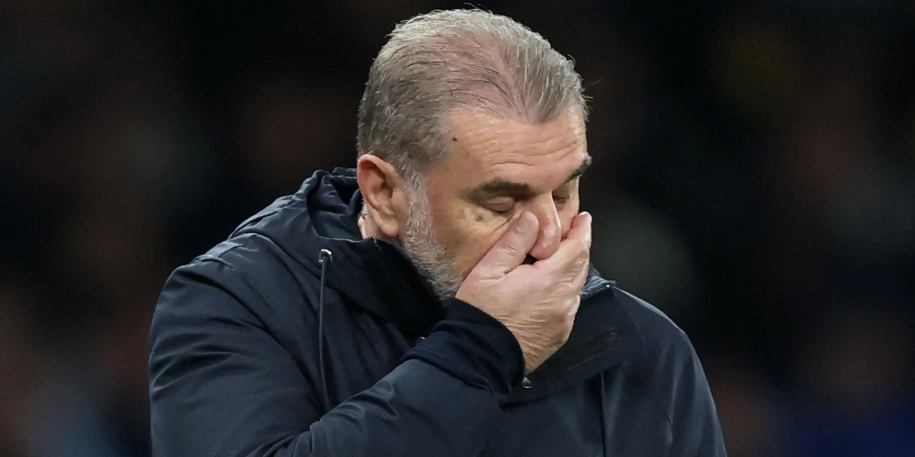 Ange Postecoglou trầm ngâm trên đường biên trong trận đấu của Tottenham tại Premier League