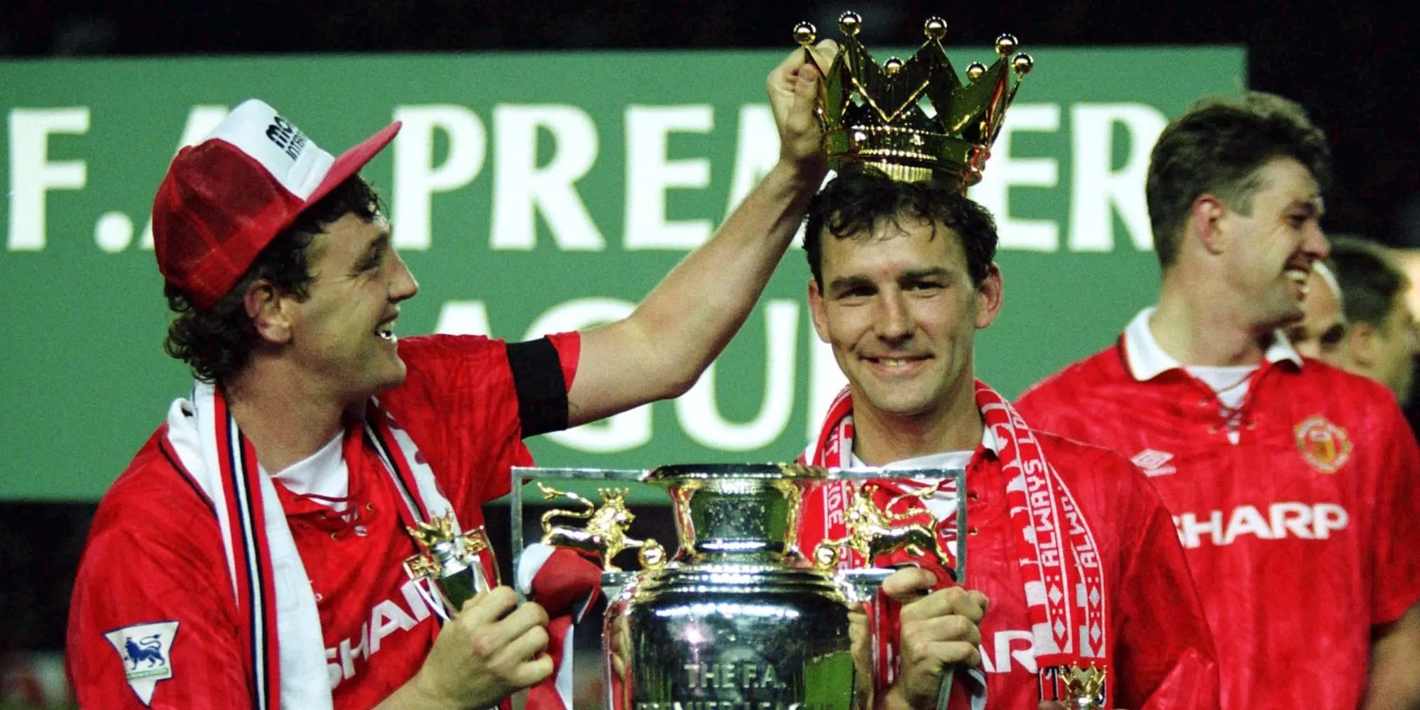 Bryan Robson và Steve Bruce cùng nâng cúp vô địch