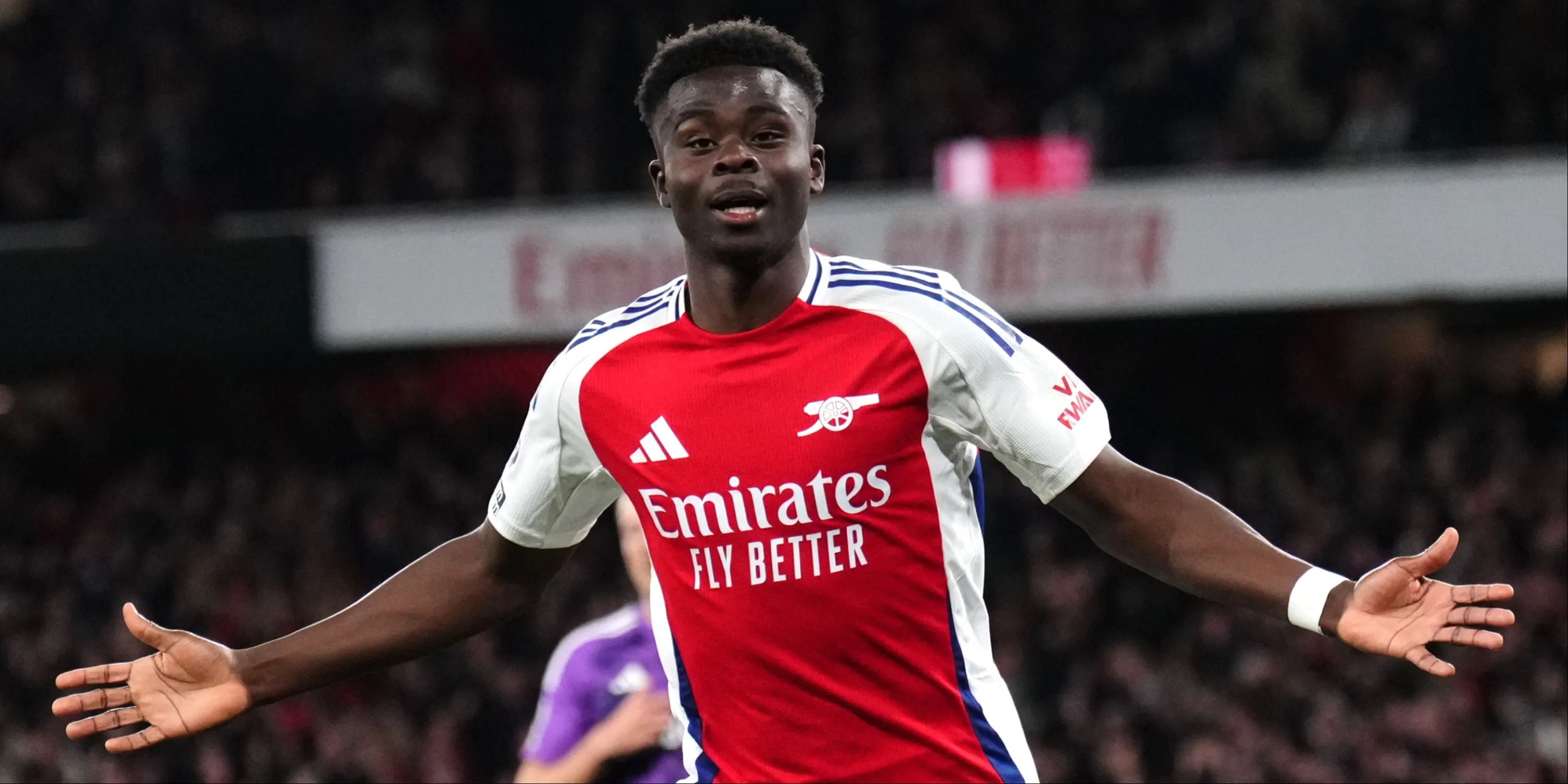 Bukayo Saka đi bóng kỹ thuật trong trận đấu Ngoại hạng Anh cho Arsenal