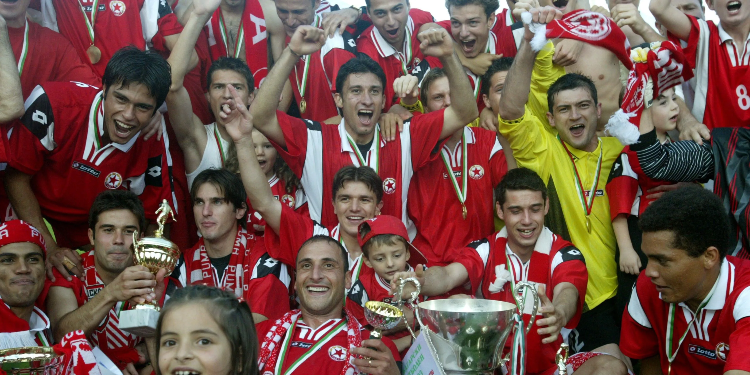 Các cầu thủ CSKA Sofia ăn mừng chiến thắng