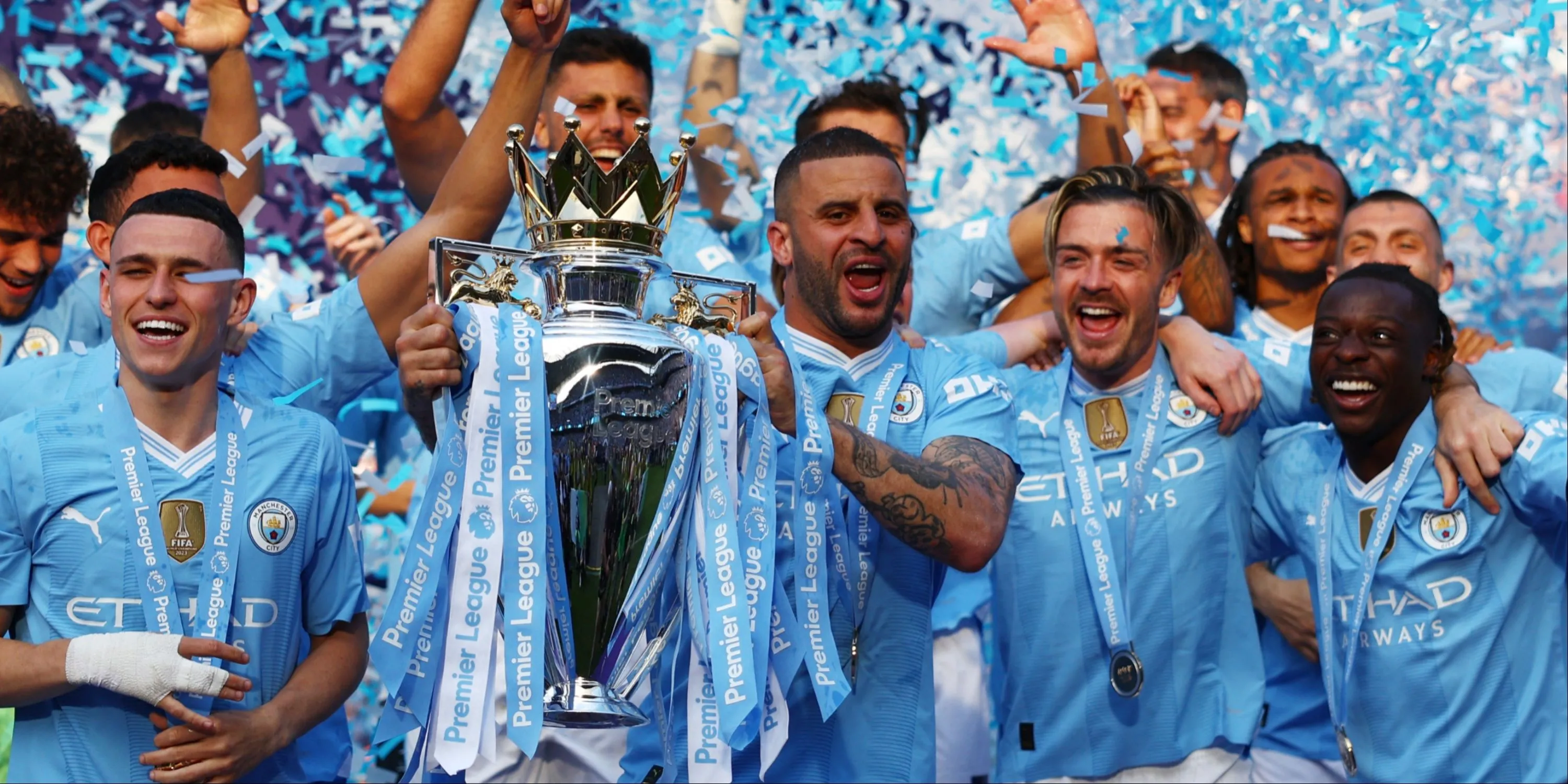 Các cầu thủ Man City ăn mừng chức vô địch Ngoại hạng Anh