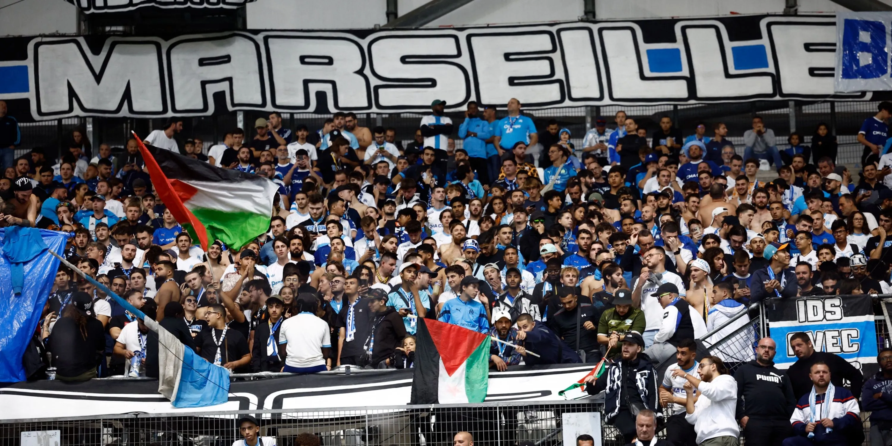 Các cầu thủ Marseille trong một trận đấu thập niên 90