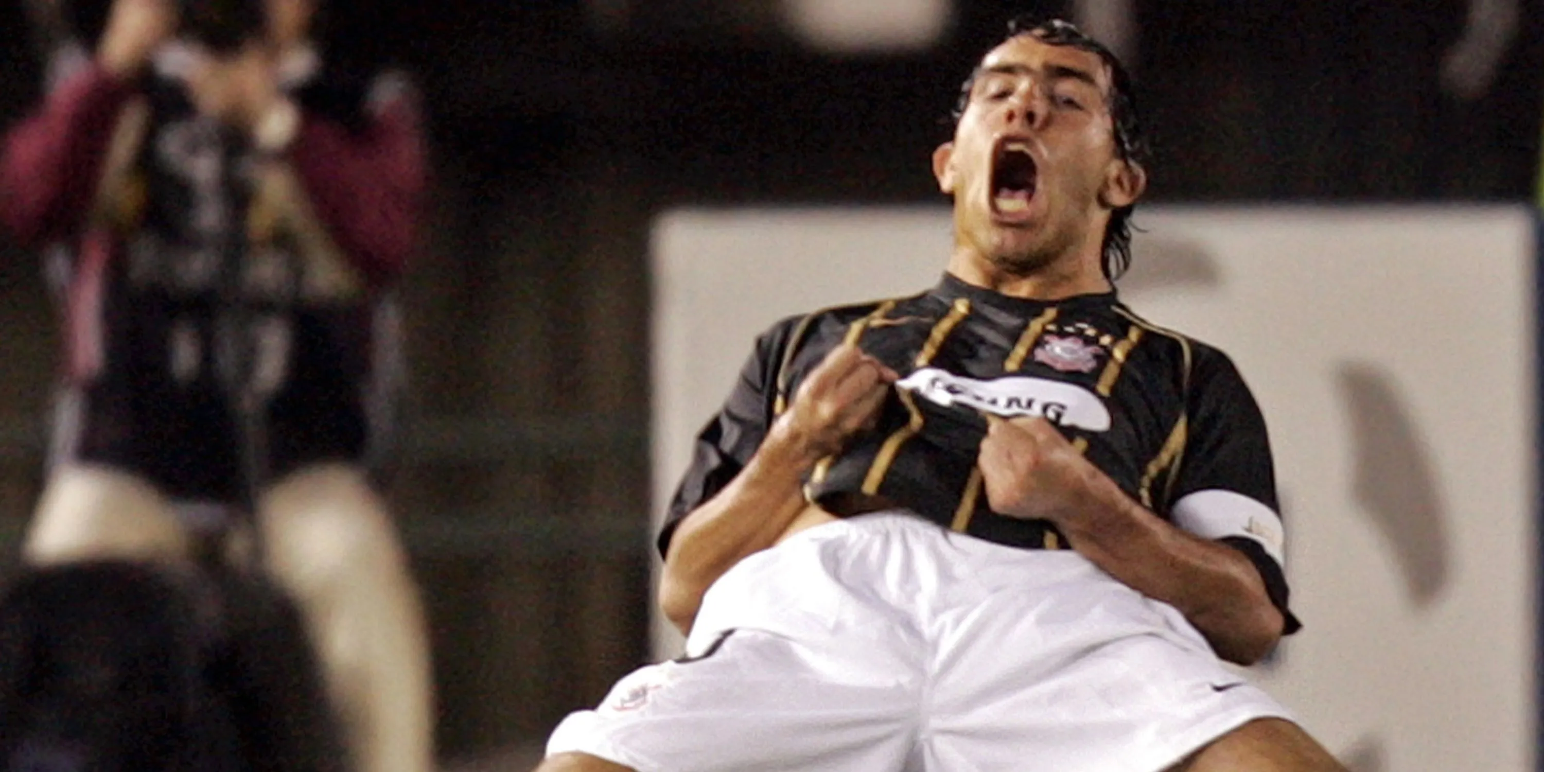 Carlos Tevez thi đấu cho Corinthians