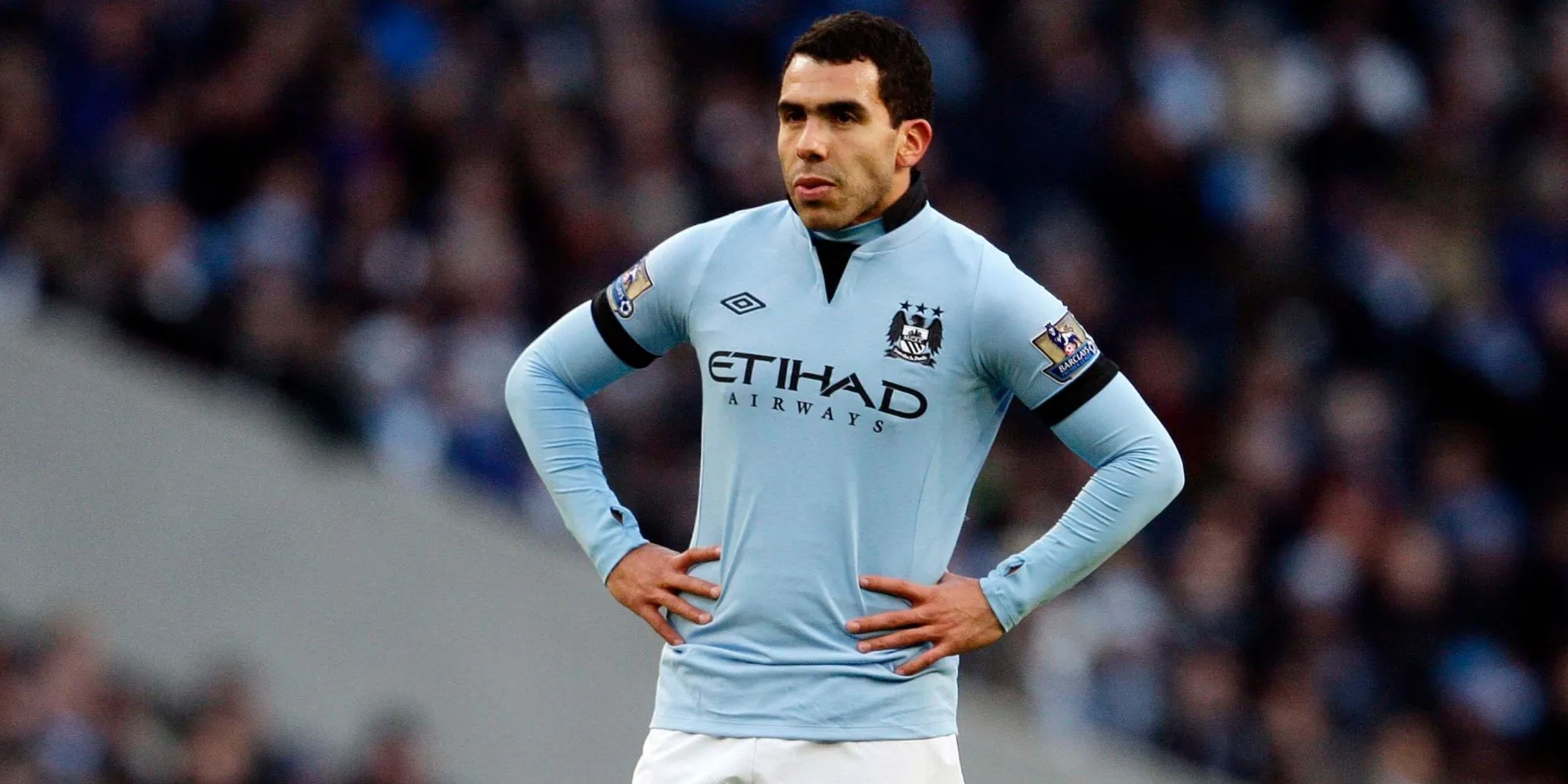 Carlos Tevez trong màu áo Manchester City tại Ngoại hạng Anh