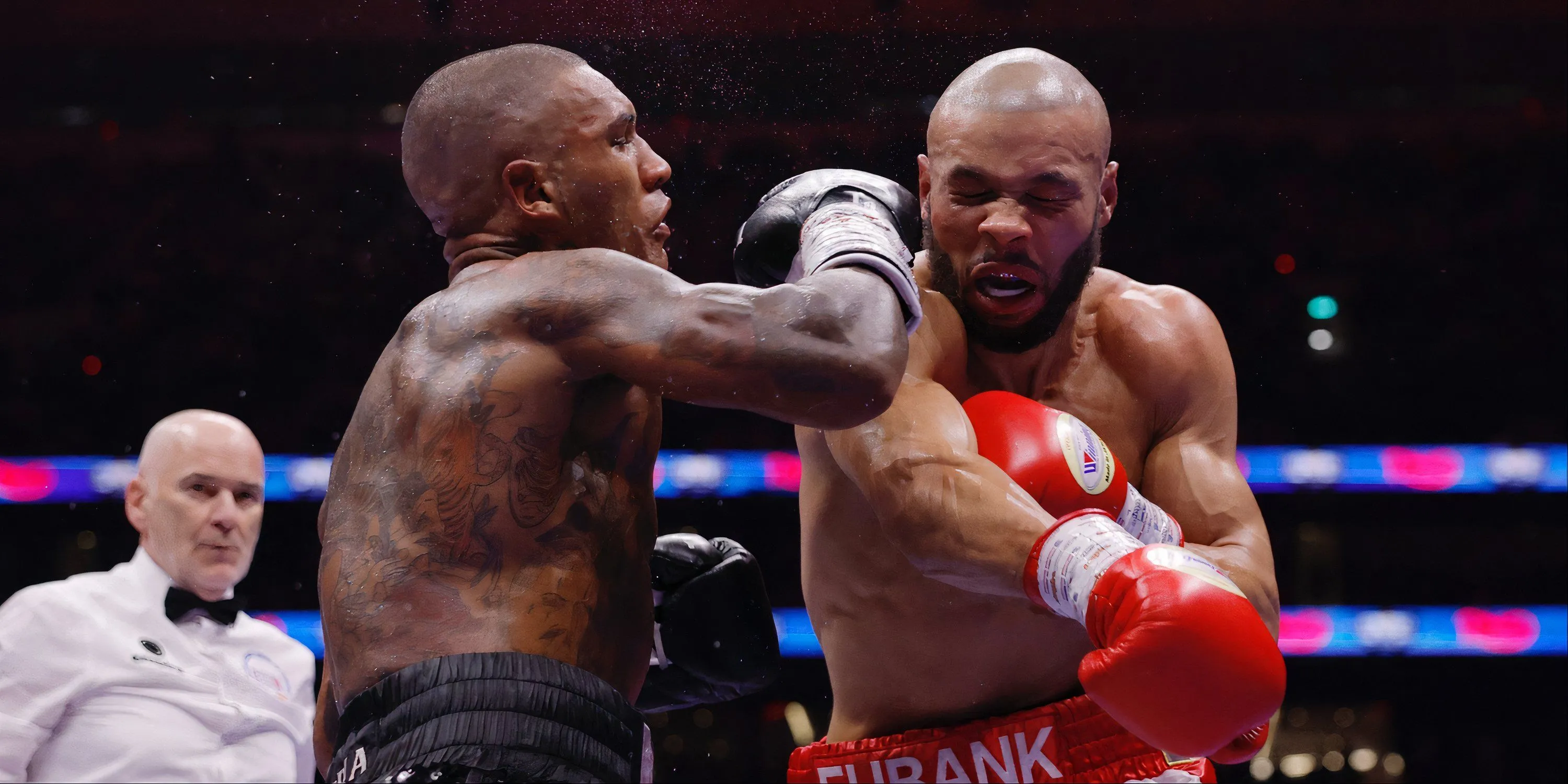 Chris Eubank Jr. tung cú đấm vào Conor Benn trong trận đấu