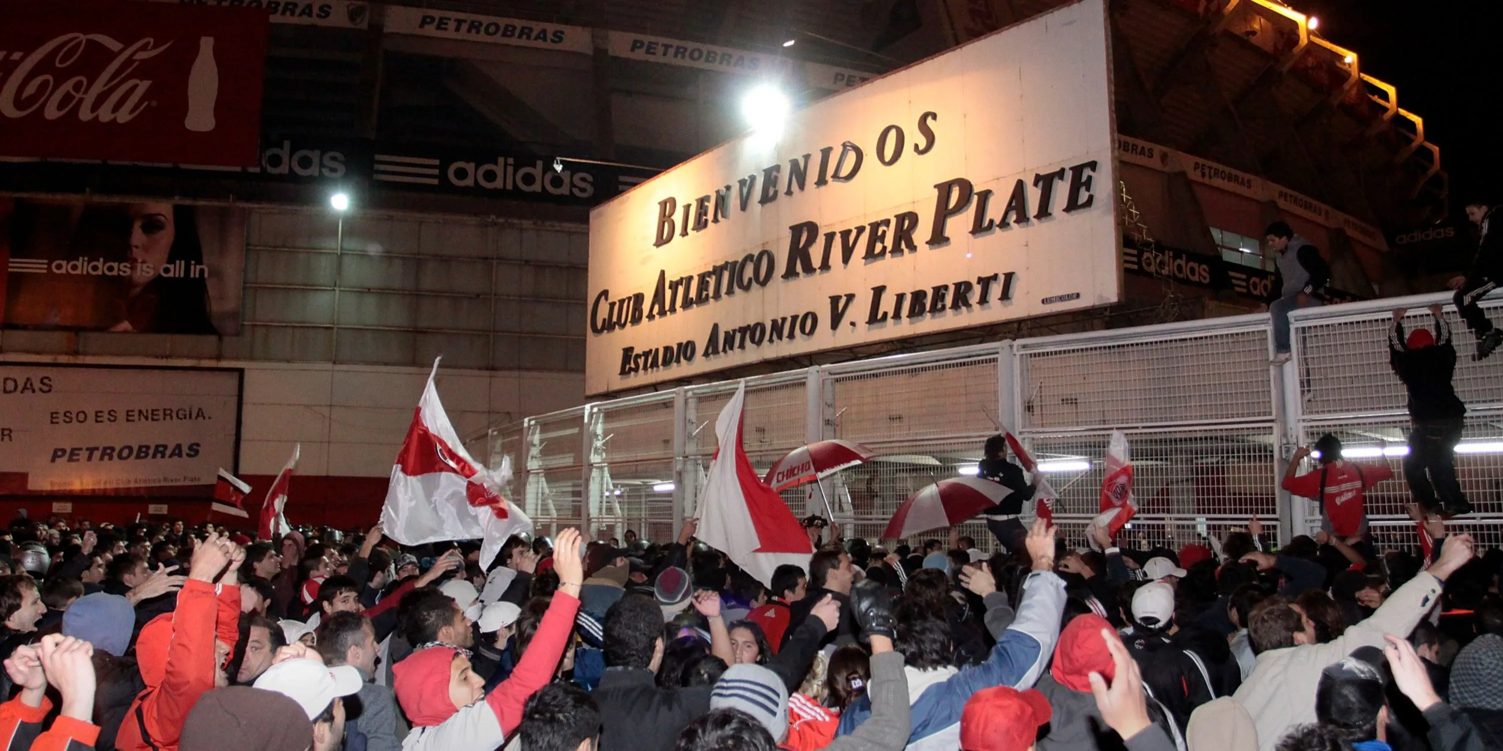 Cổ động viên River Plate cố gắng phá cổng vào sân vận động sau khi đội nhà xuống hạng