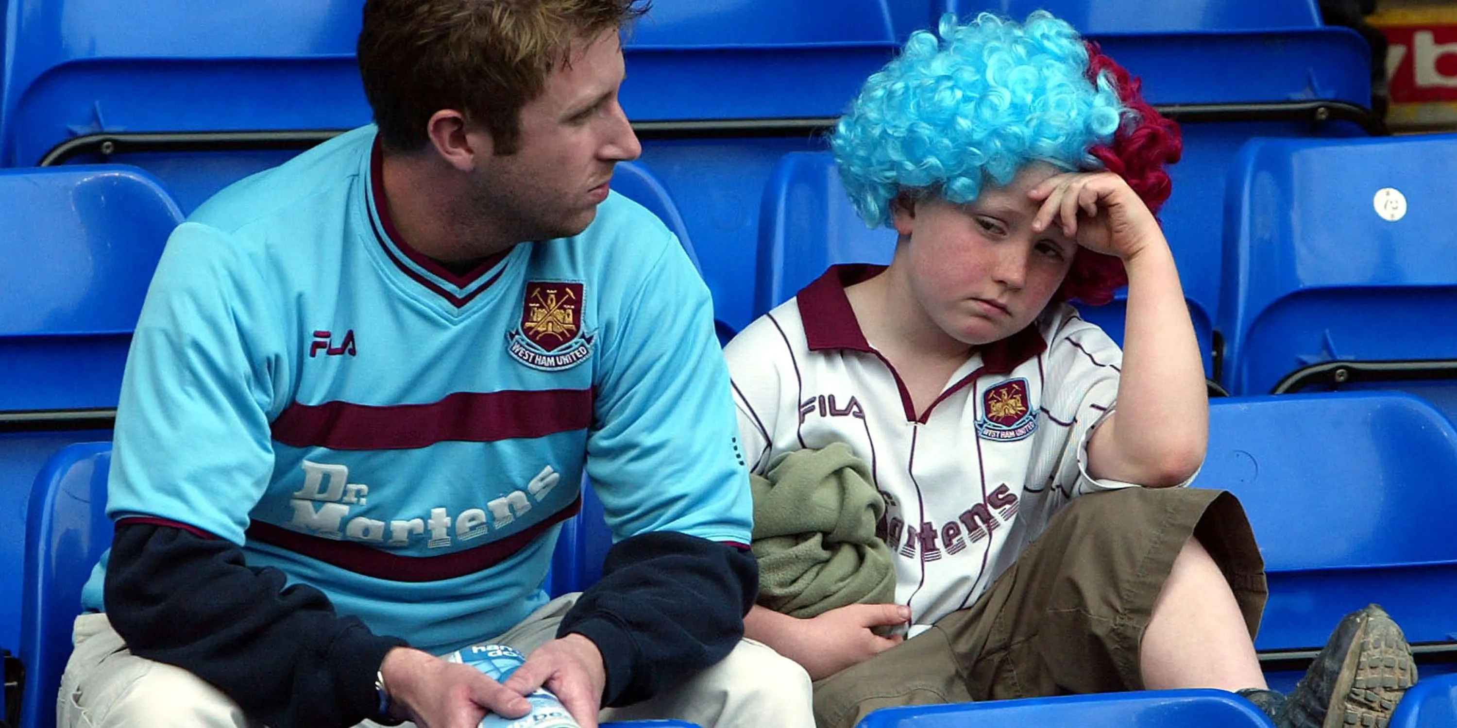 Cổ động viên West Ham United trông chán nản