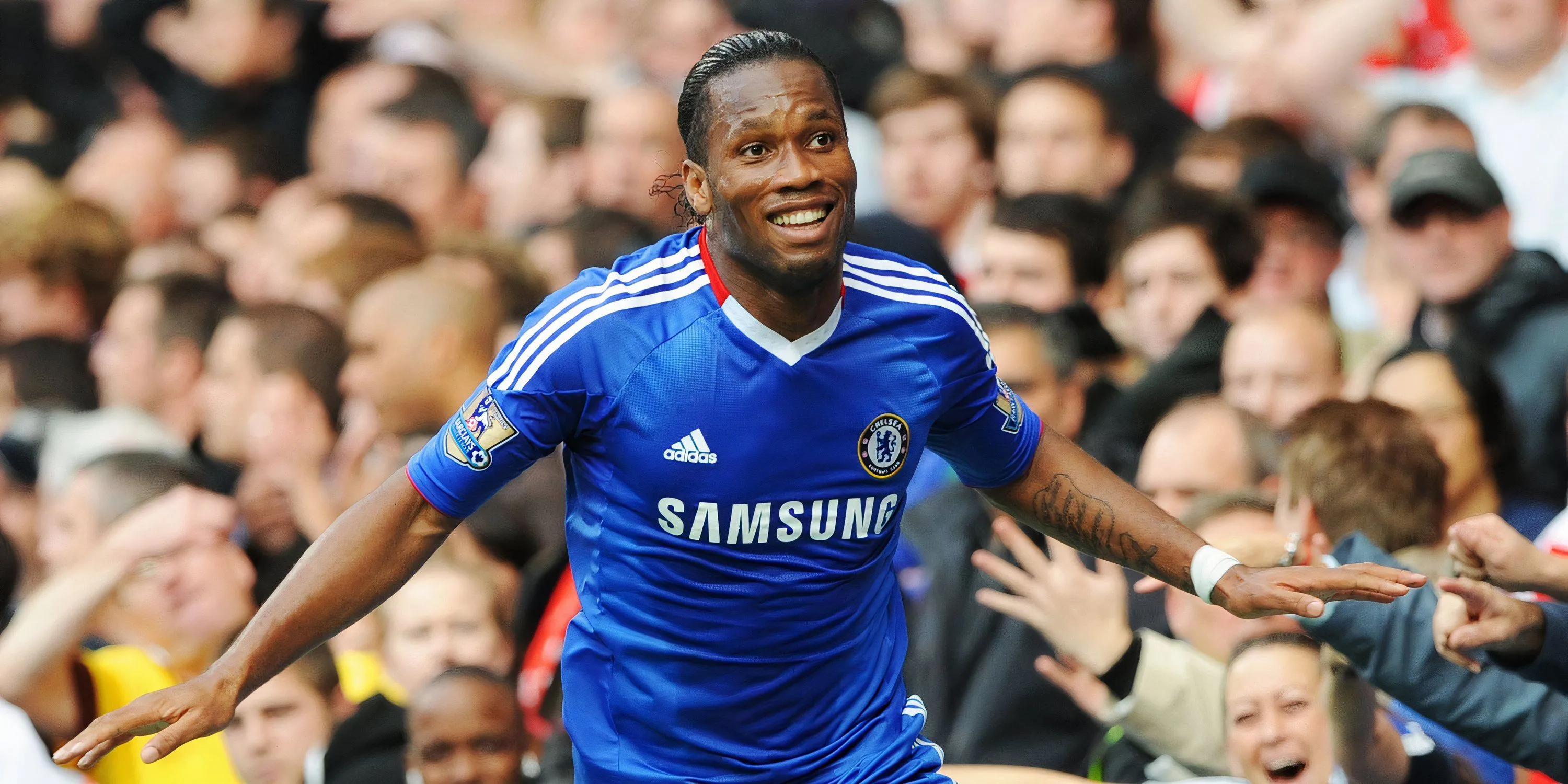Didier Drogba ăn mừng bàn thắng vào lưới Arsenal cho Chelsea