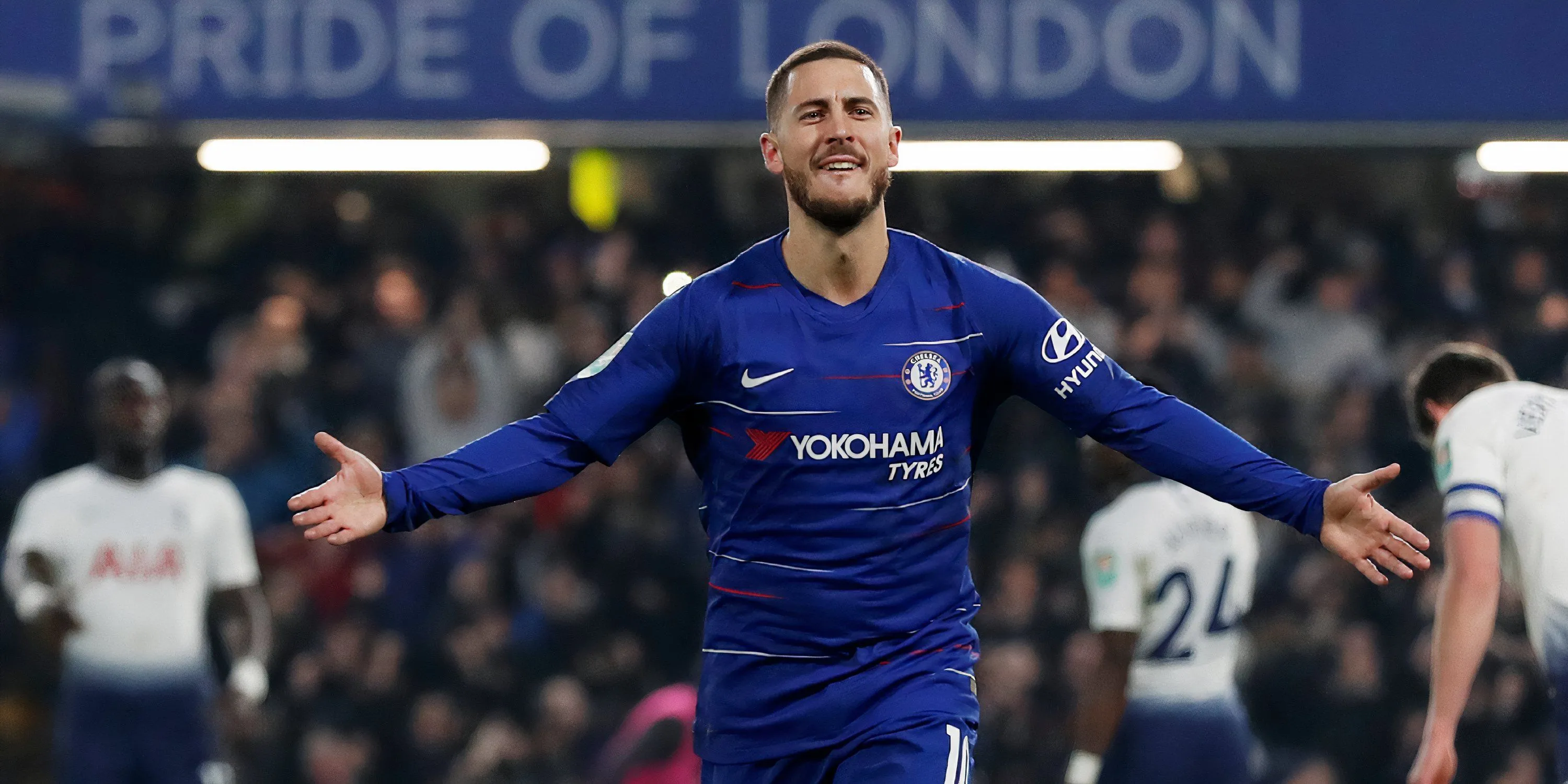 Eden Hazard đi bóng kỹ thuật trong trận đấu với Tottenham