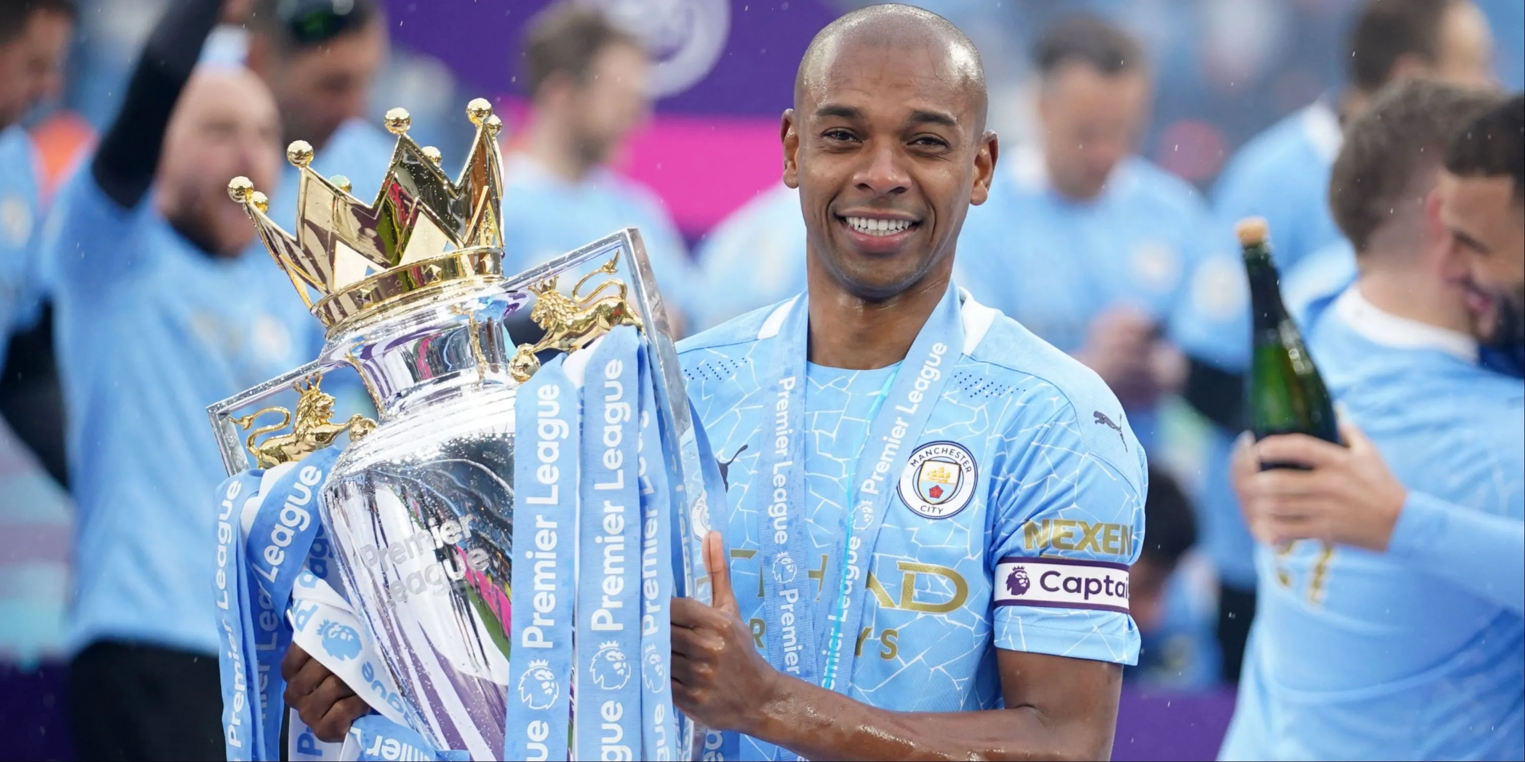 Fernandinho thi đấu cho Manchester City