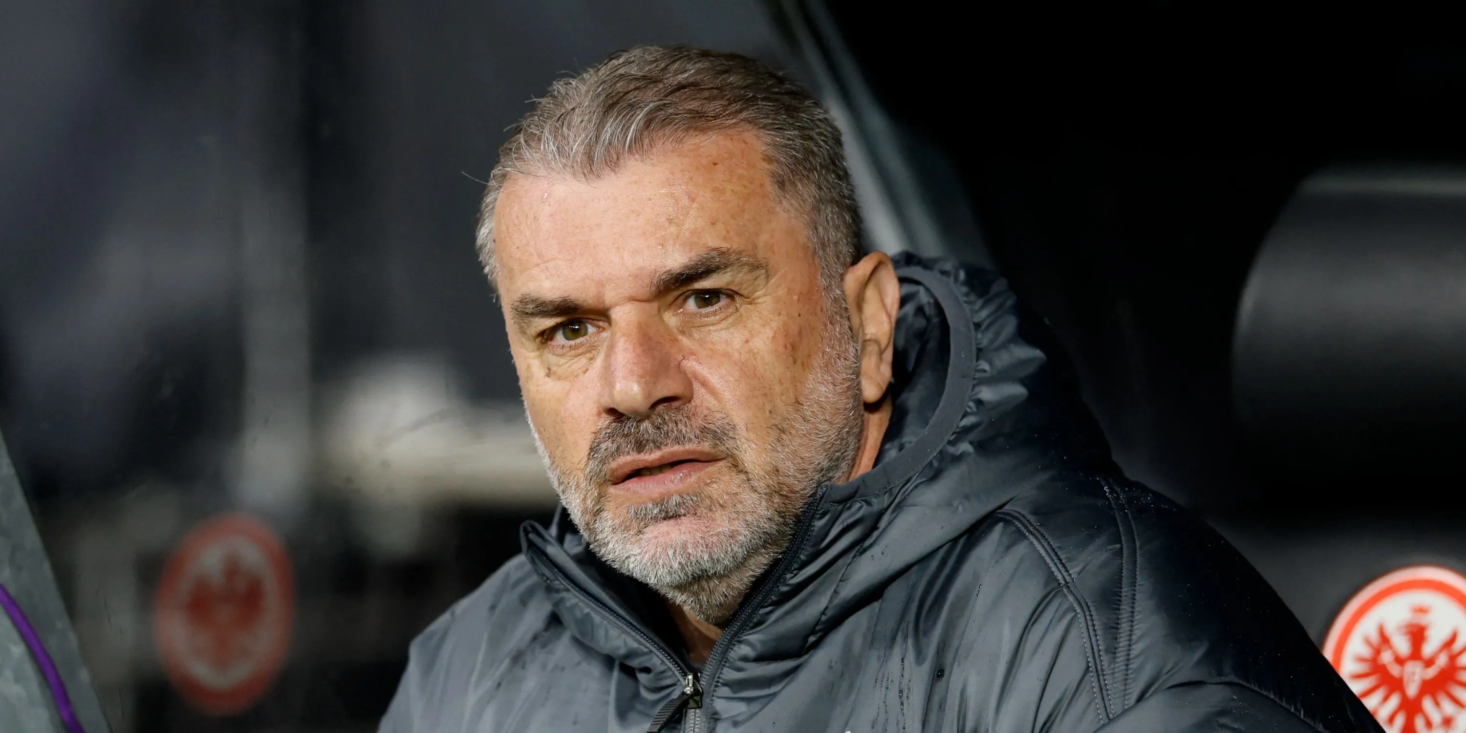 HLV Ange Postecoglou chỉ đạo trên sân trong một trận đấu của Tottenham tại Premier League