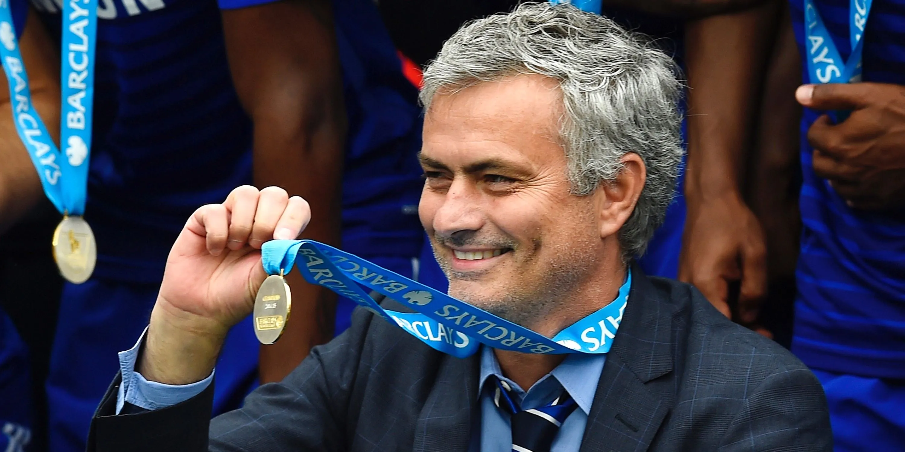HLV Jose Mourinho cùng huy chương vô địch Premier League