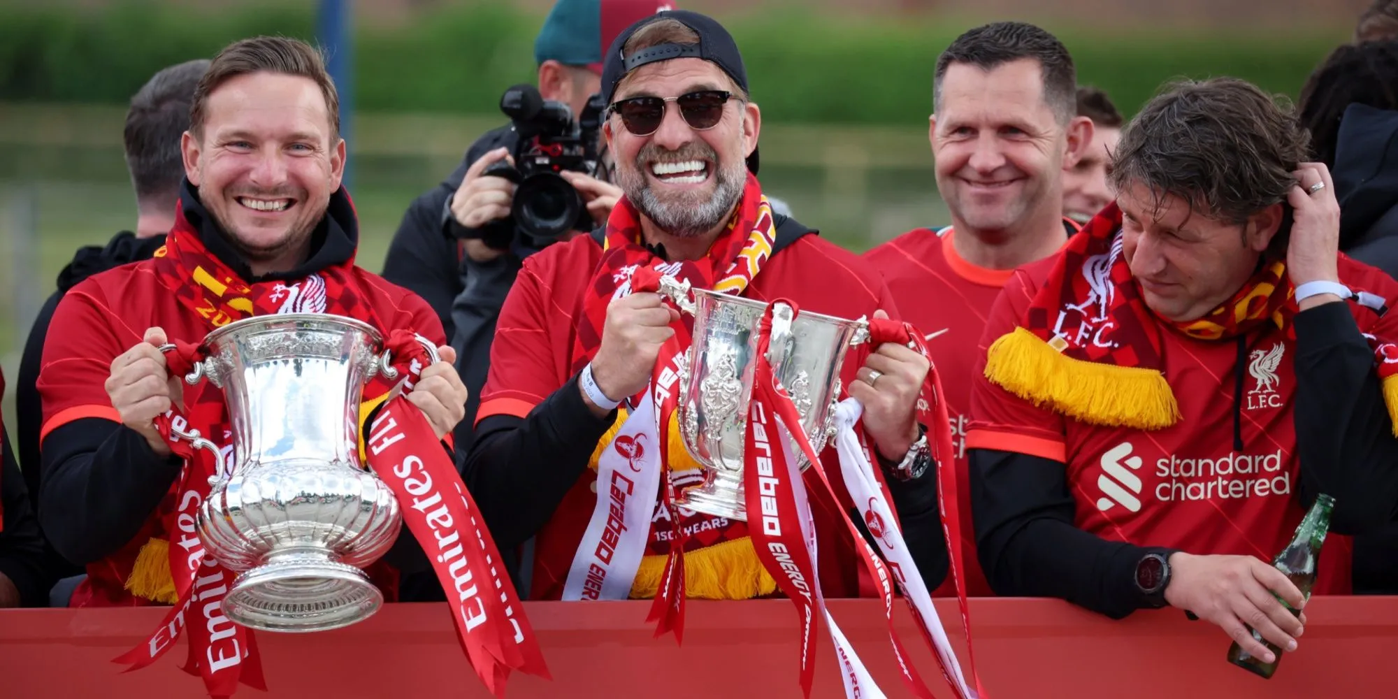 HLV Jurgen Klopp và trợ lý Pepijn Lijnders ăn mừng cùng cúp FA và Carabao Cup năm 2022