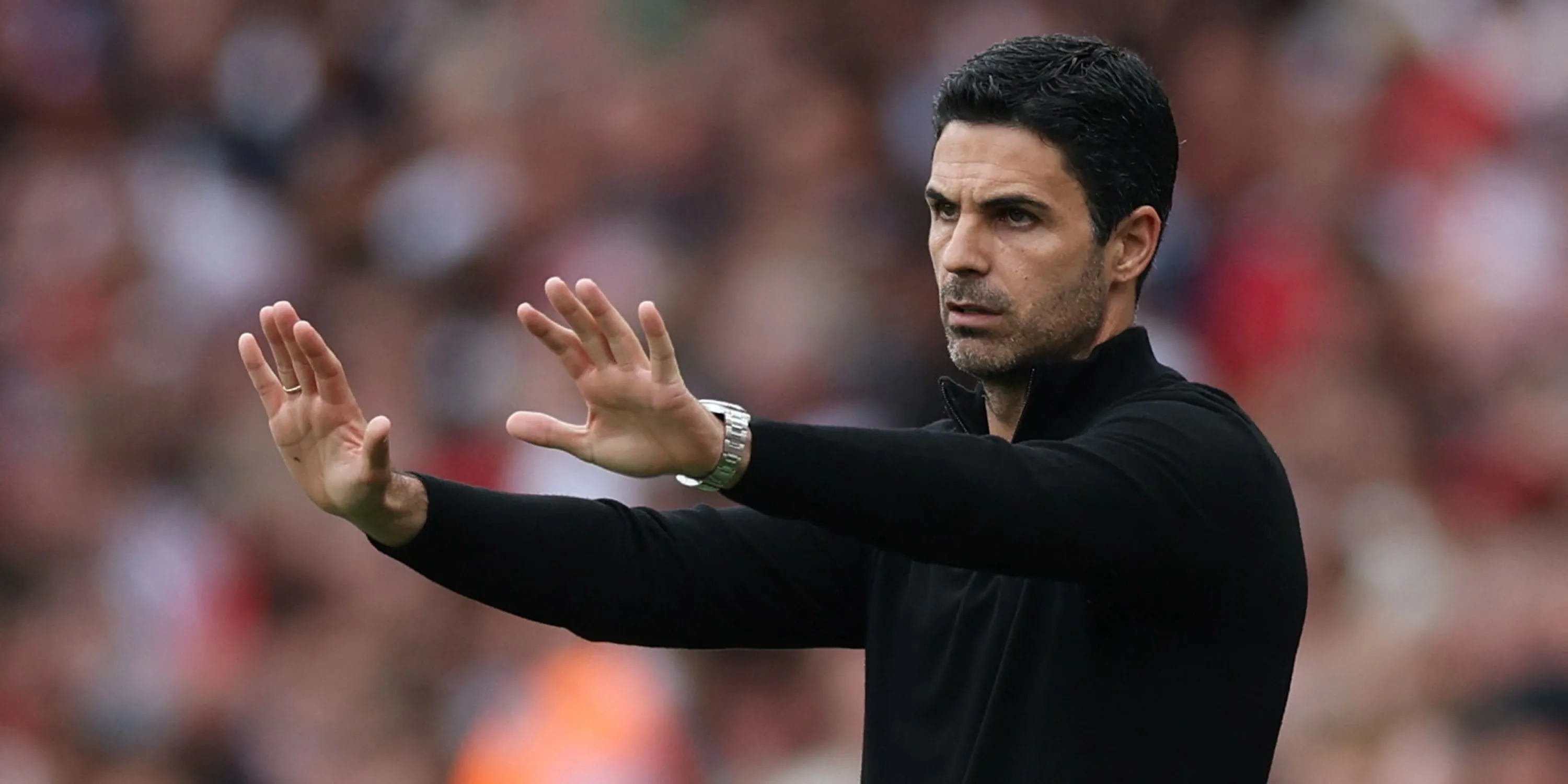 Huấn luyện viên Arsenal Mikel Arteta phản ứng trên sân