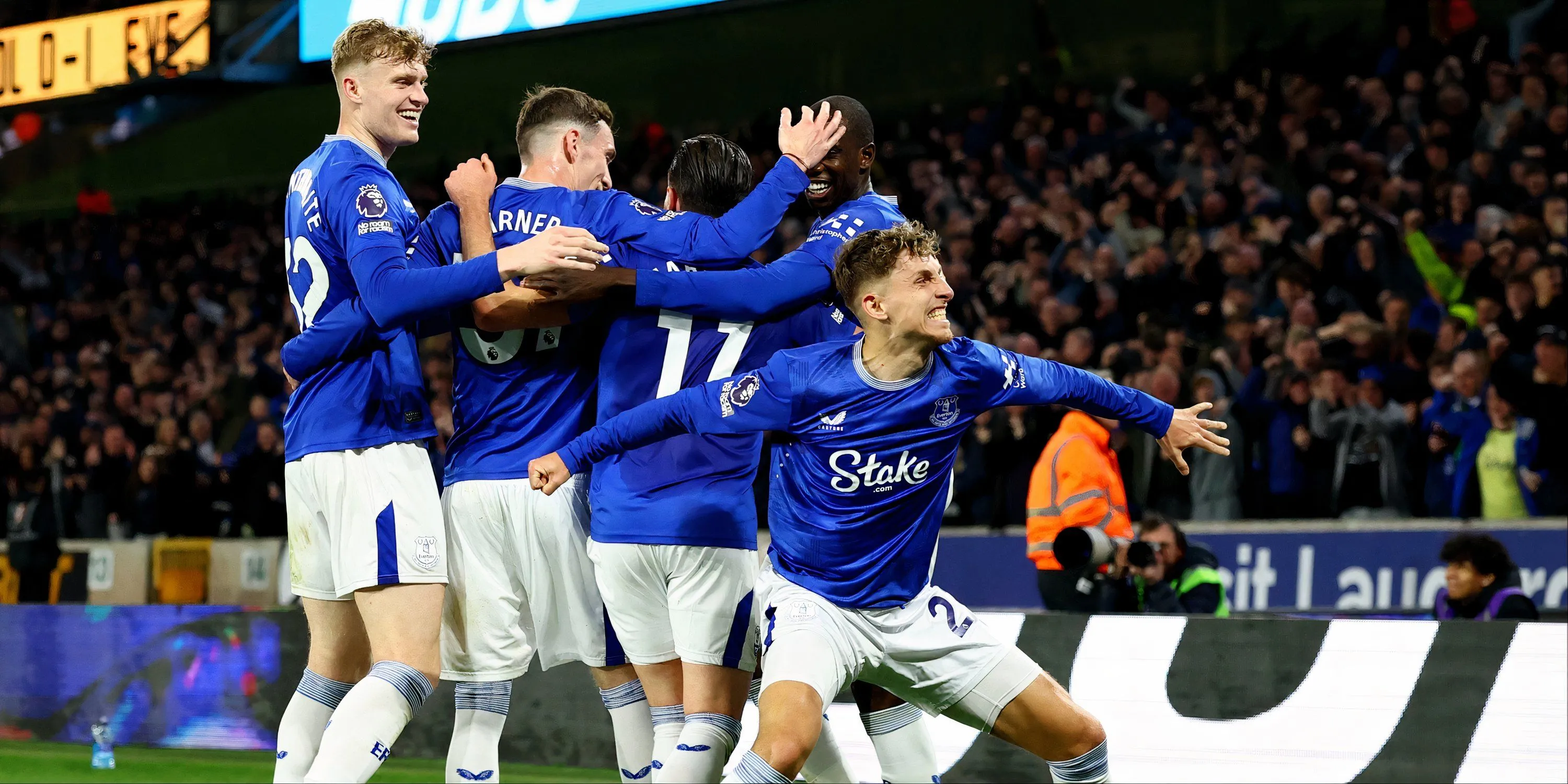 Jesper Lindstrom và Jack Harrison trong màu áo Everton tại Premier League mùa giải 2024/25