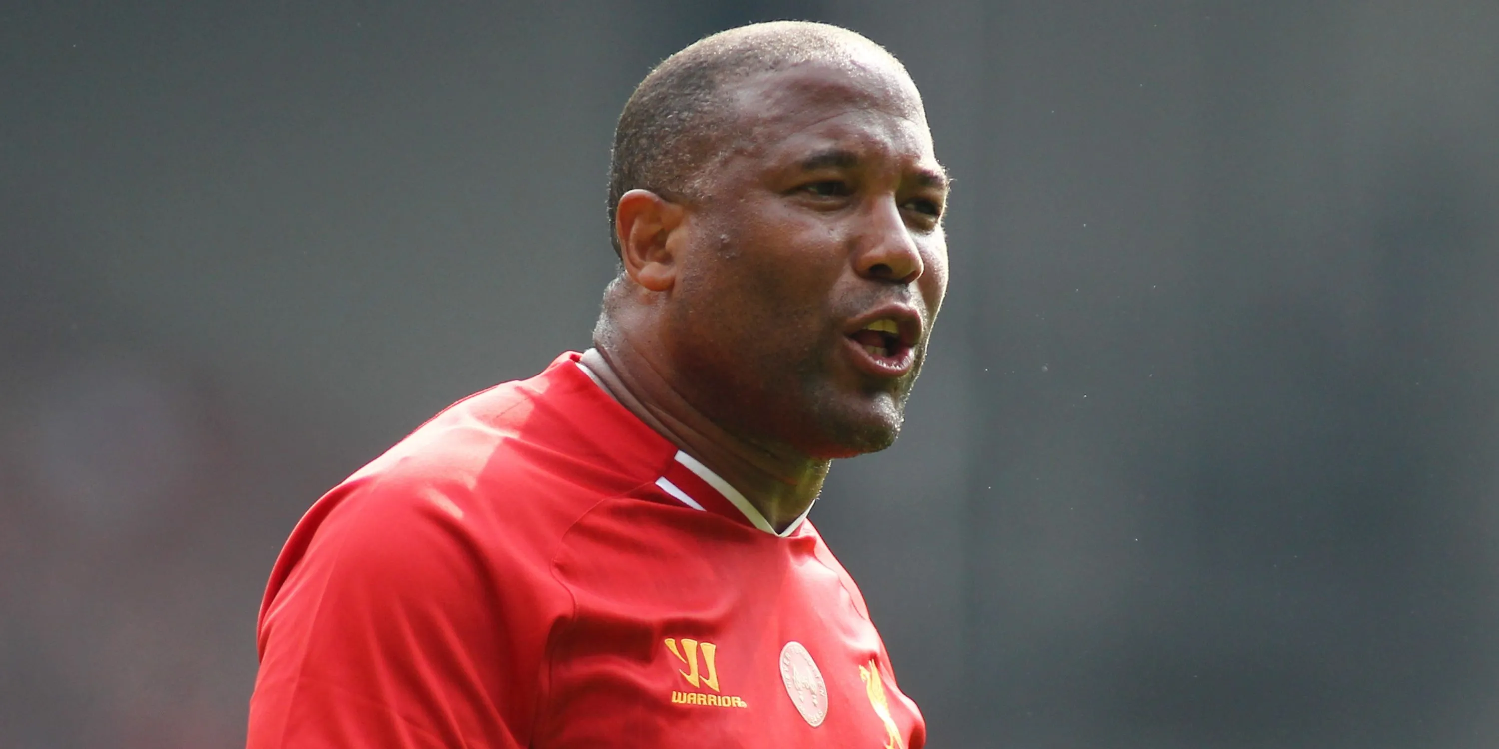 John Barnes và Michael Owen, hai thế hệ cầu thủ Liverpool với những di sản khác biệt