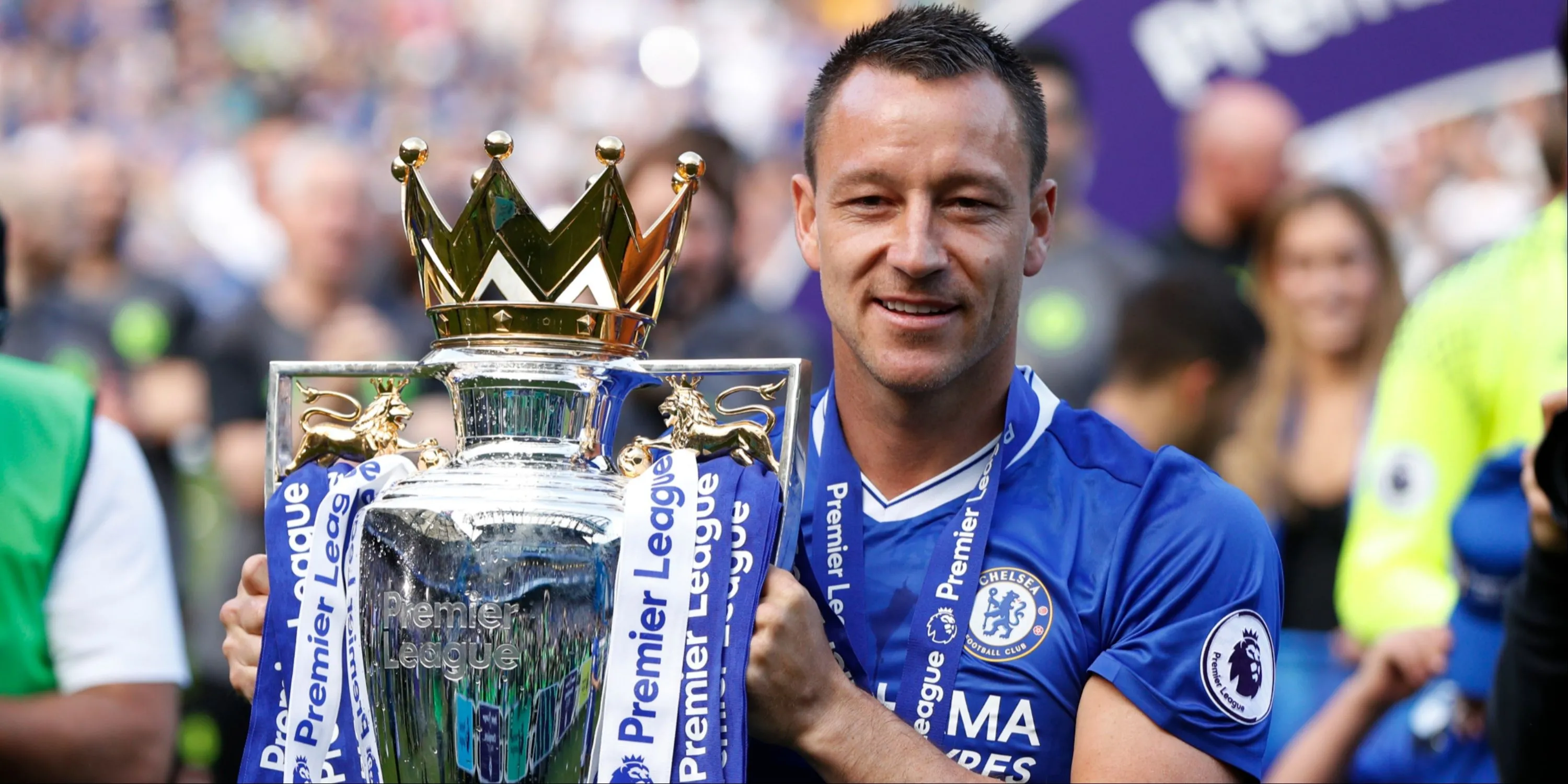 John Terry nâng cao chiếc cúp vô địch Premier League