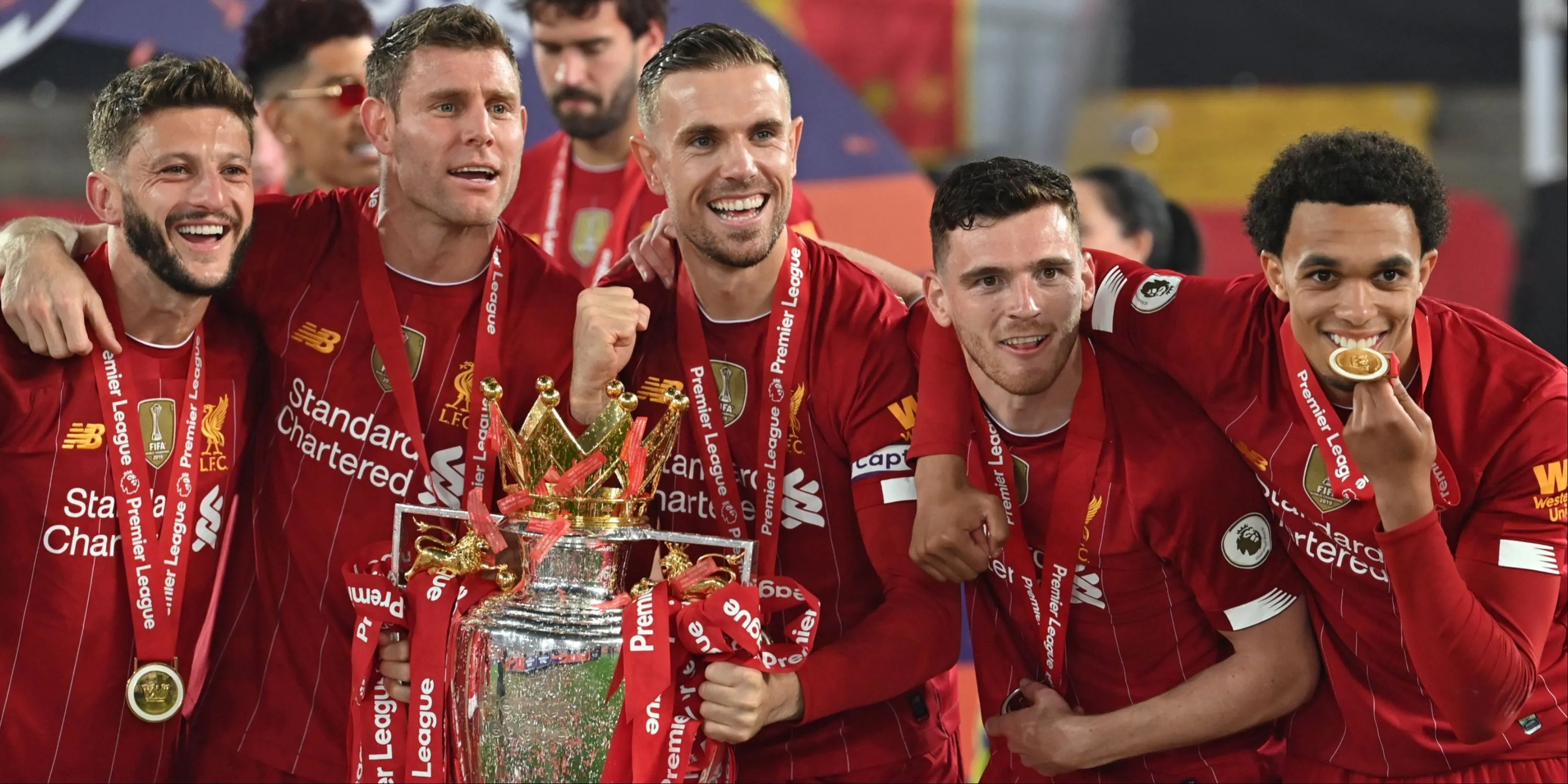 Jordan Henderson nâng cúp vô địch Ngoại hạng Anh cùng Liverpool 2019/20