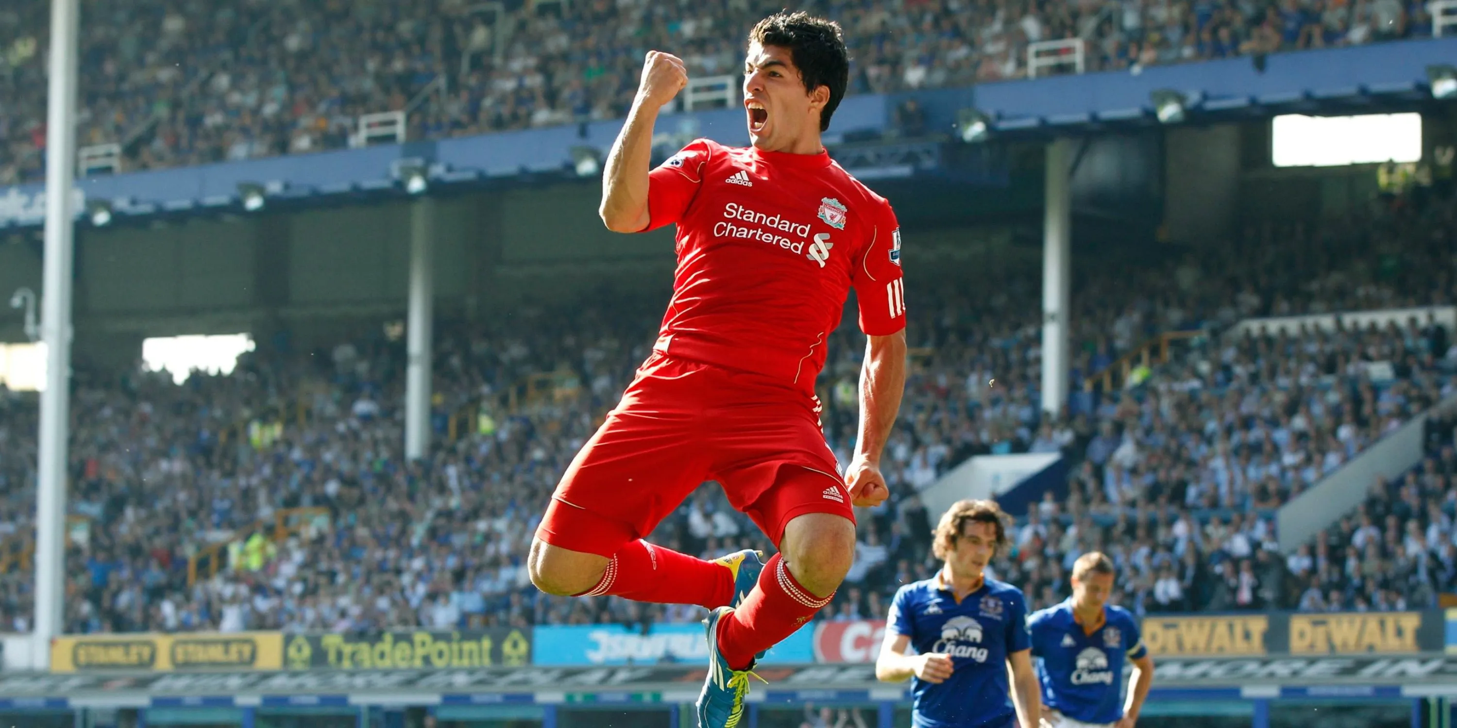 Luis Suarez ăn mừng bàn thắng trong màu áo Liverpool tại Ngoại hạng Anh