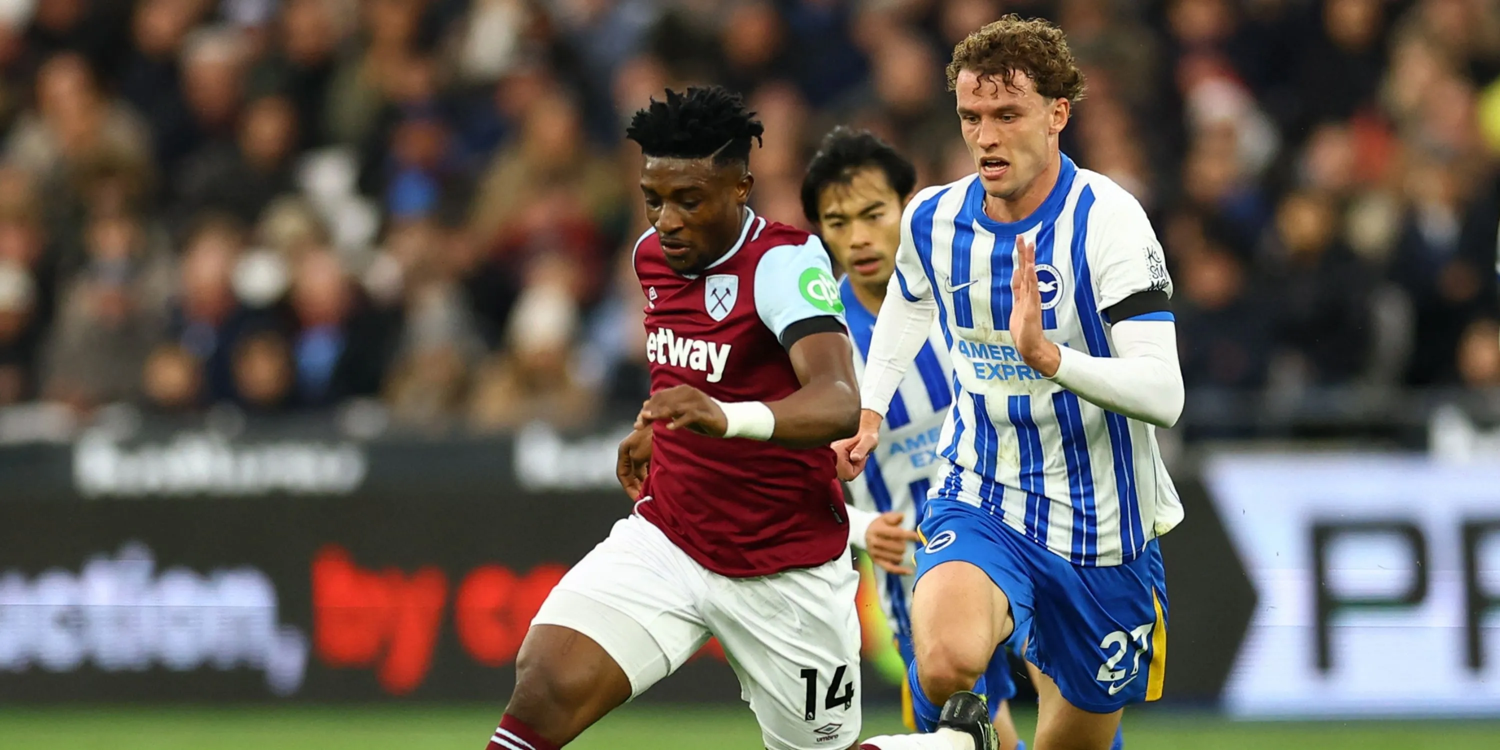 Mohammed Kudus rê bóng qua cầu thủ đối phương trong màu áo West Ham