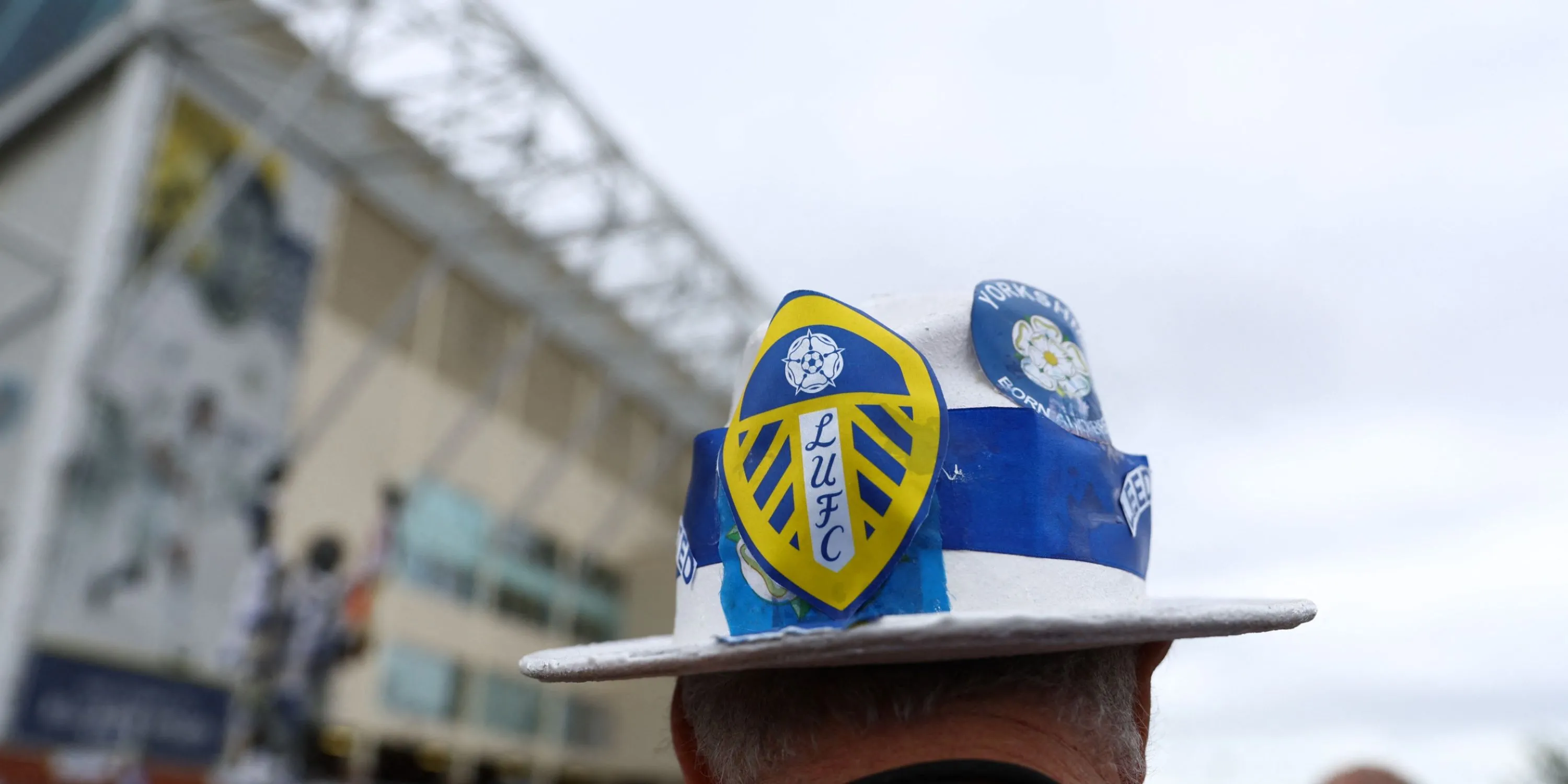 Một cổ động viên đội chiếc mũ của Leeds United