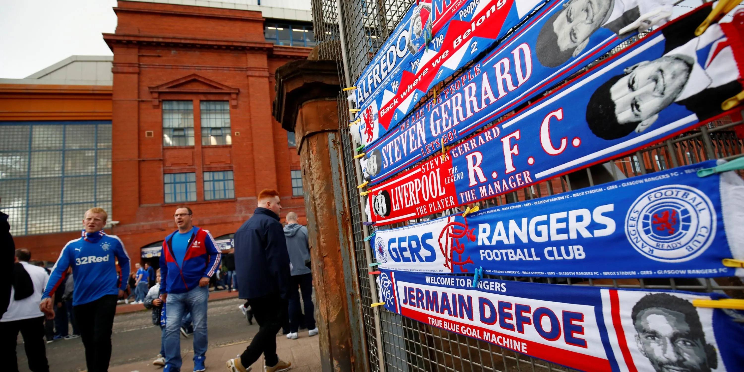 Một quầy hàng bán khăn quàng cổ của Rangers trước trận đấu tại Ibrox