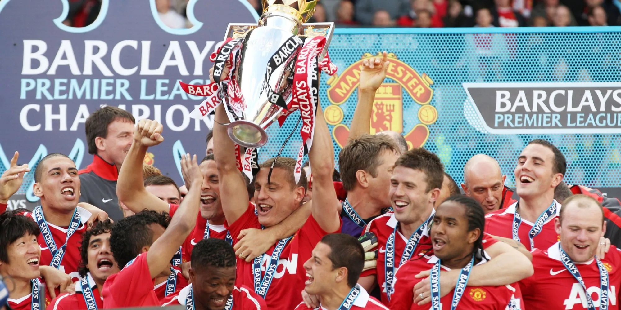Nemanja Vidic ăn mừng cùng Manchester United