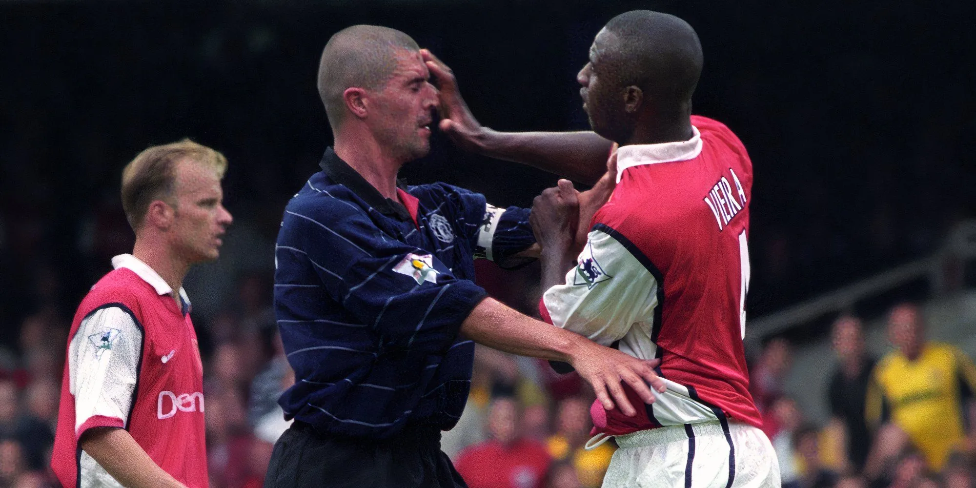 Patrick Vieira và Roy Keane trong một pha đối đầu nảy lửa tại Premier League