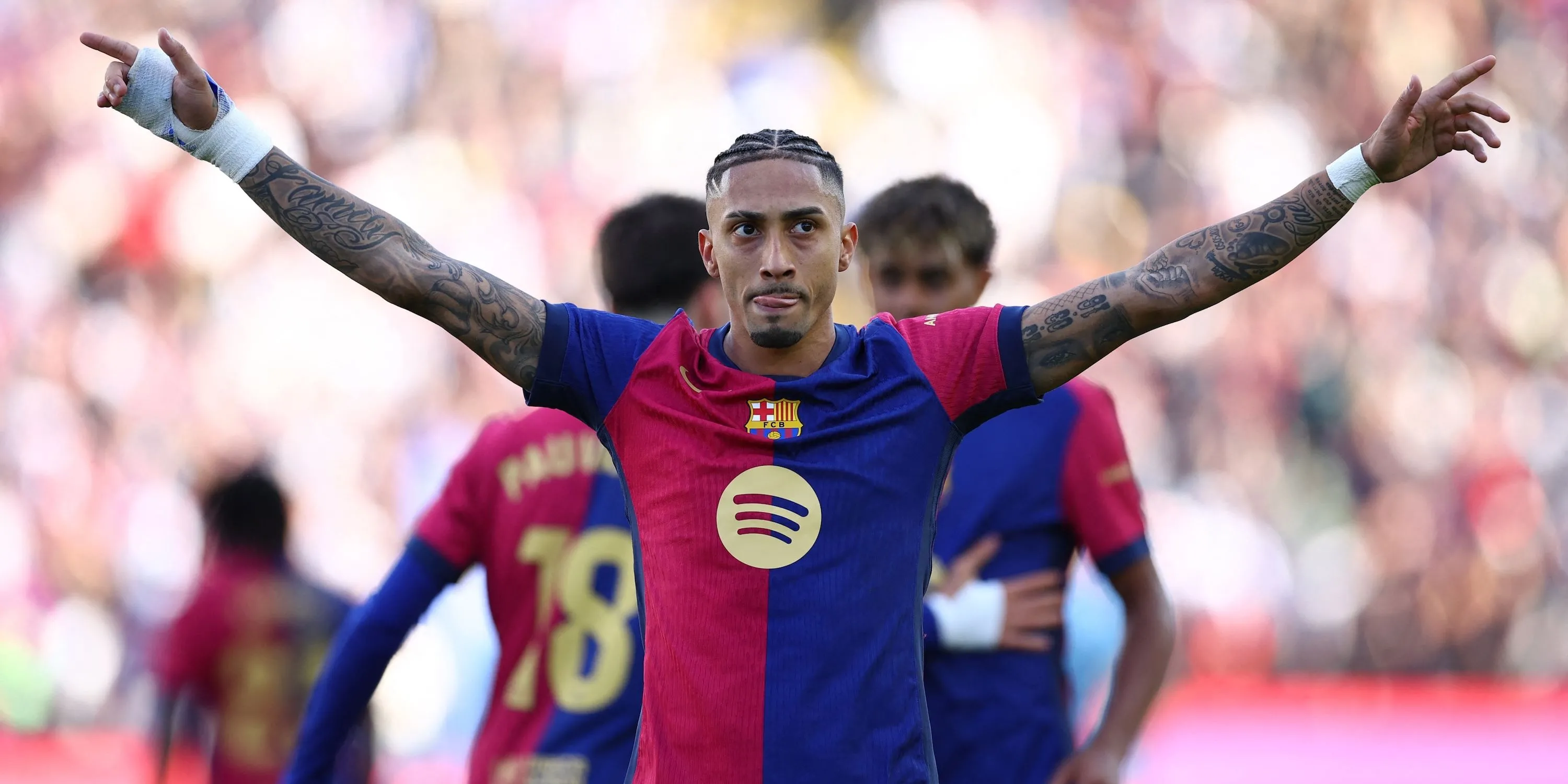 Raphinha ăn mừng bàn thắng thứ tư cho FC Barcelona