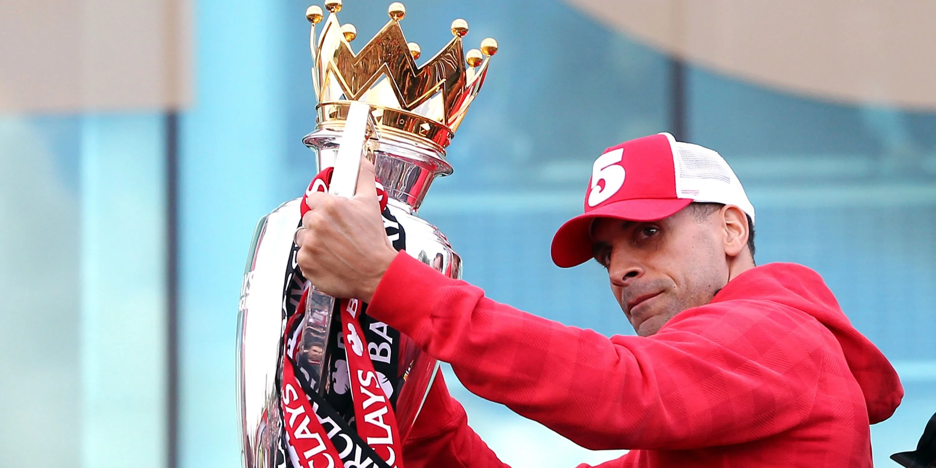 Rio Ferdinand ăn mừng một trong 6 chức vô địch Ngoại hạng Anh cùng Man Utd