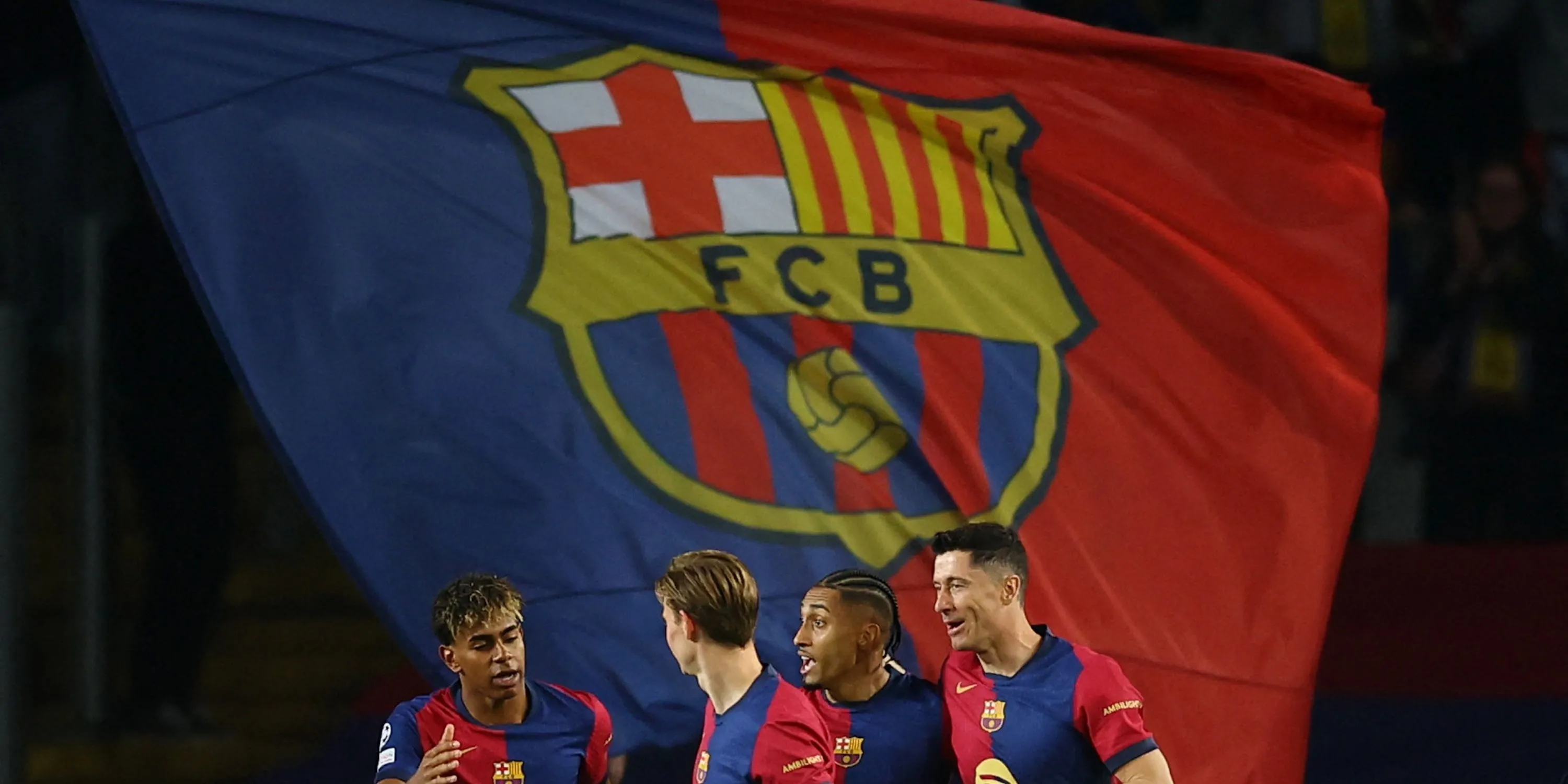 Robert Lewandowski ăn mừng bàn thắng thứ hai cùng Raphinha, Lamine Yamal và Frenkie de Jong của Barcelona
