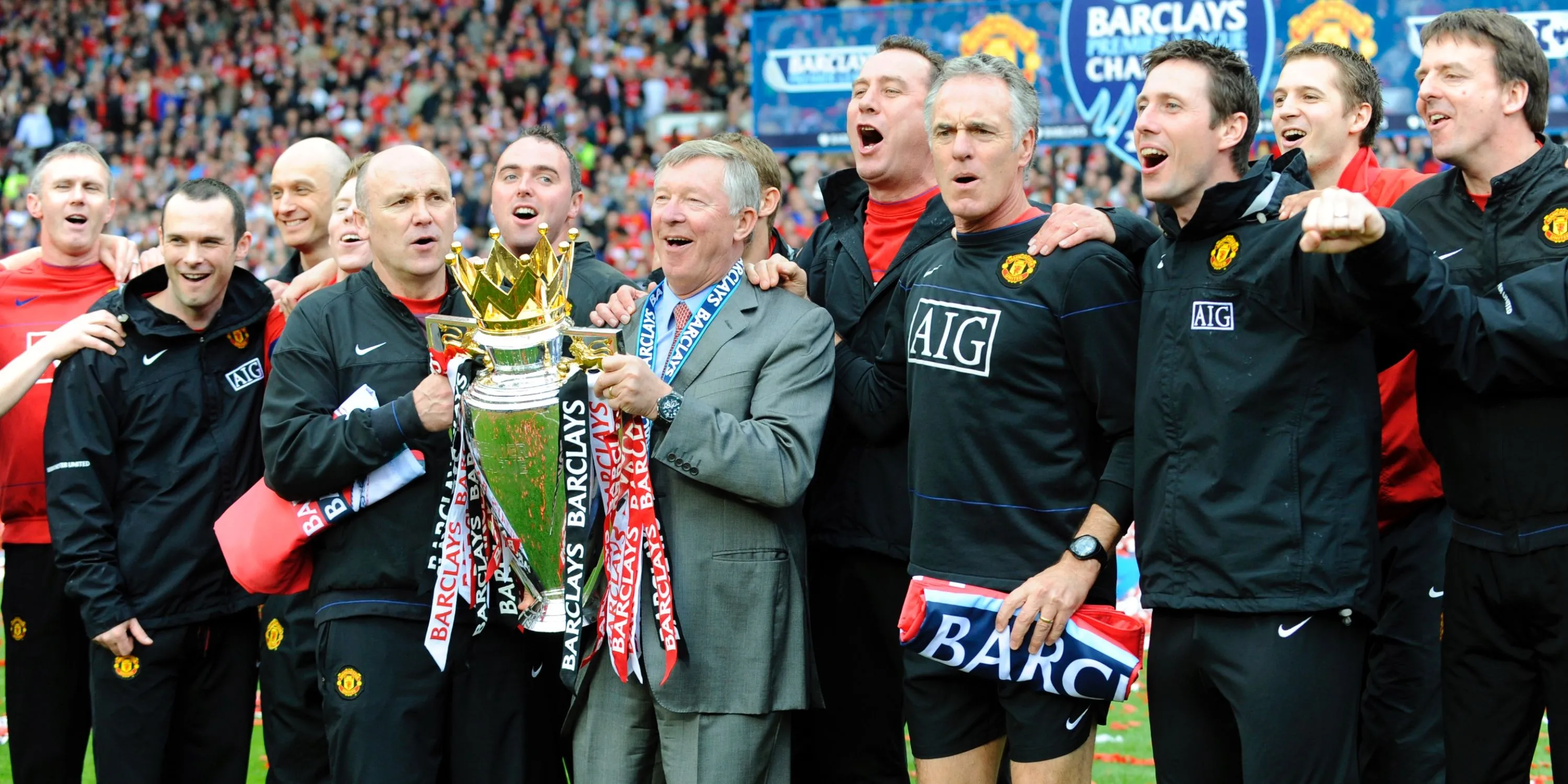 Sir Alex Ferguson và ban huấn luyện cùng cúp vô địch Premier League