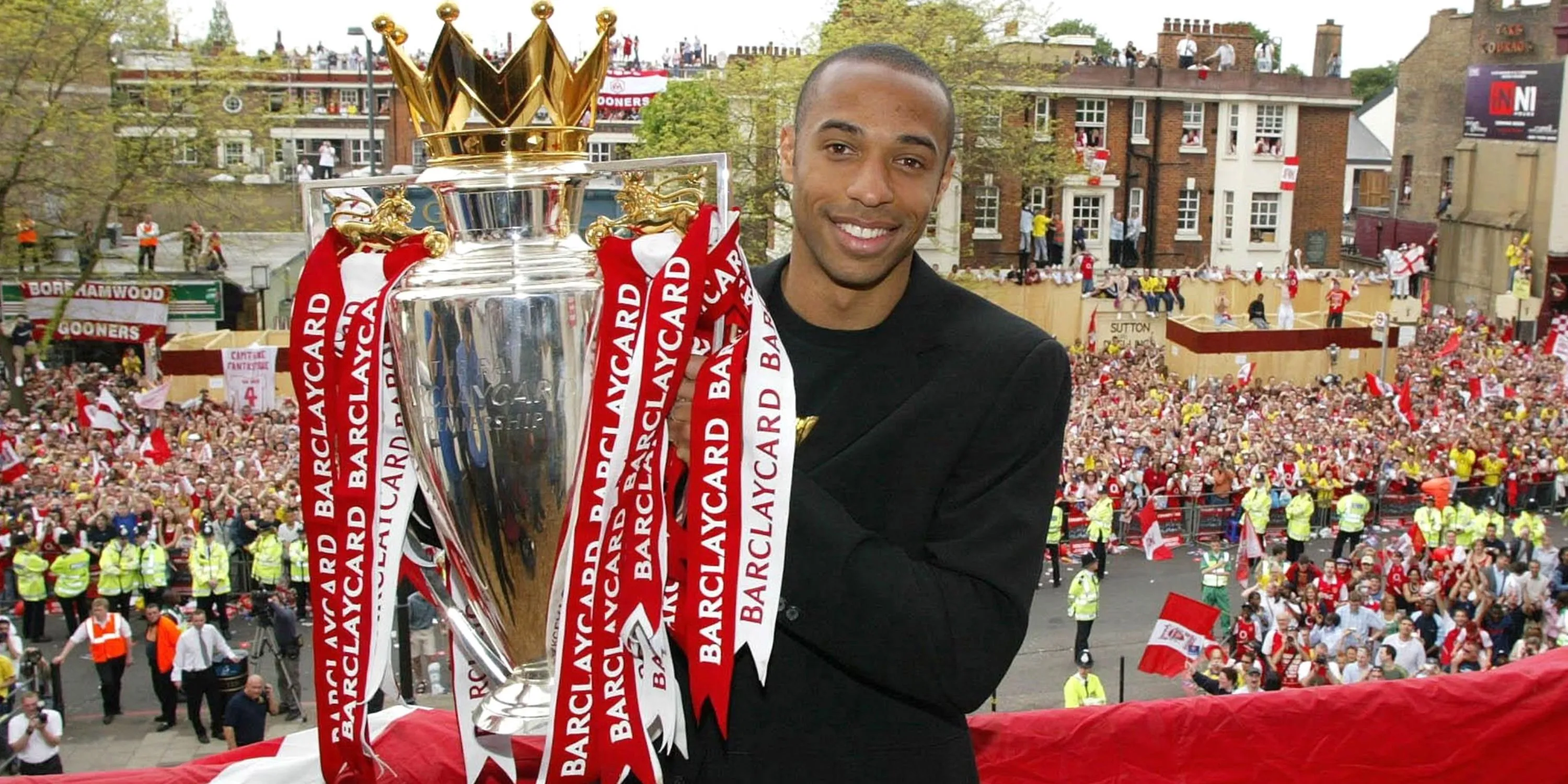 Thierry Henry ăn mừng chức vô địch Ngoại hạng Anh cùng Arsenal mùa giải 2003/04