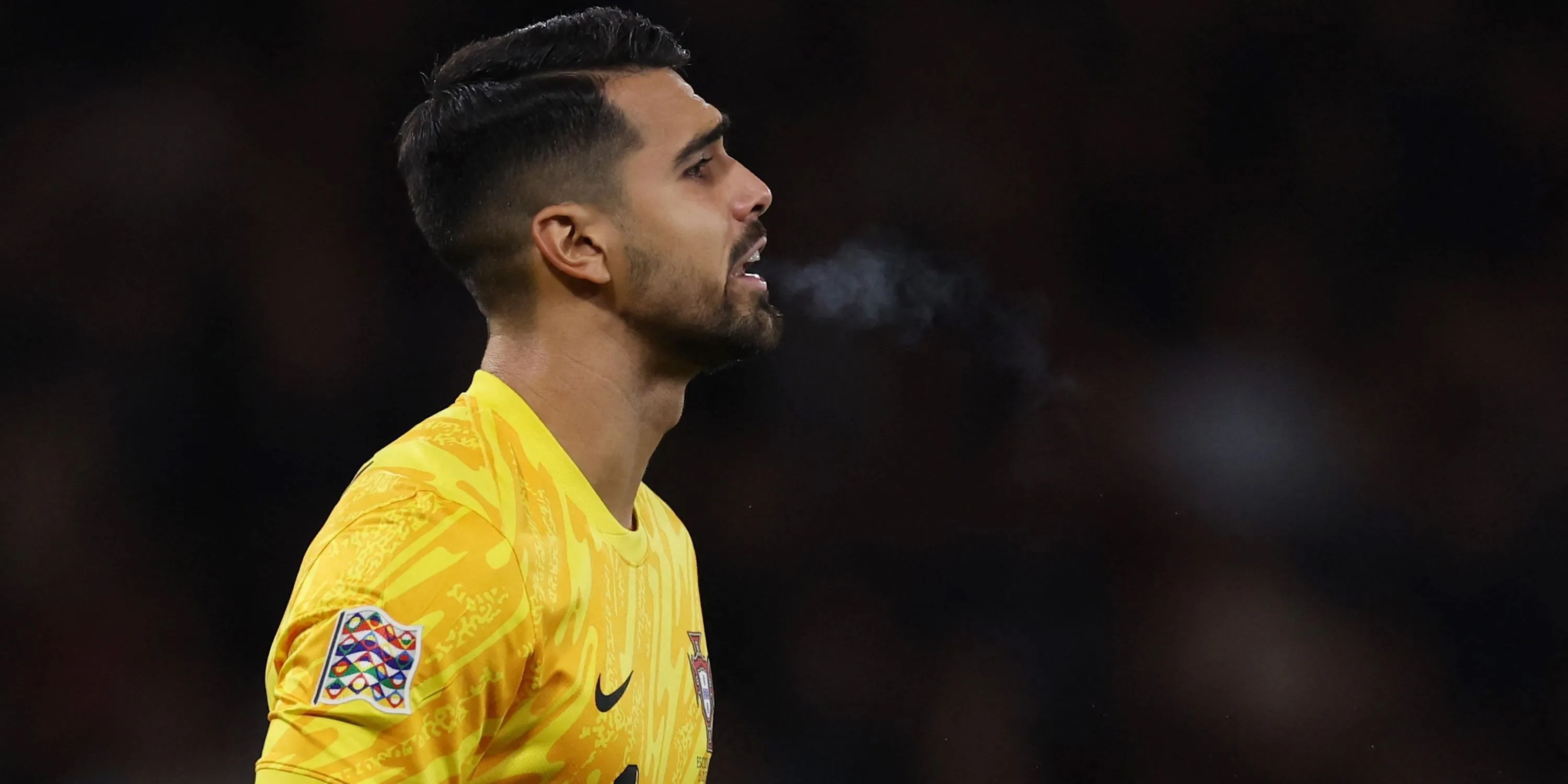 Thủ môn Diogo Costa trong màu áo Bồ Đào Nha, mục tiêu của Man City
