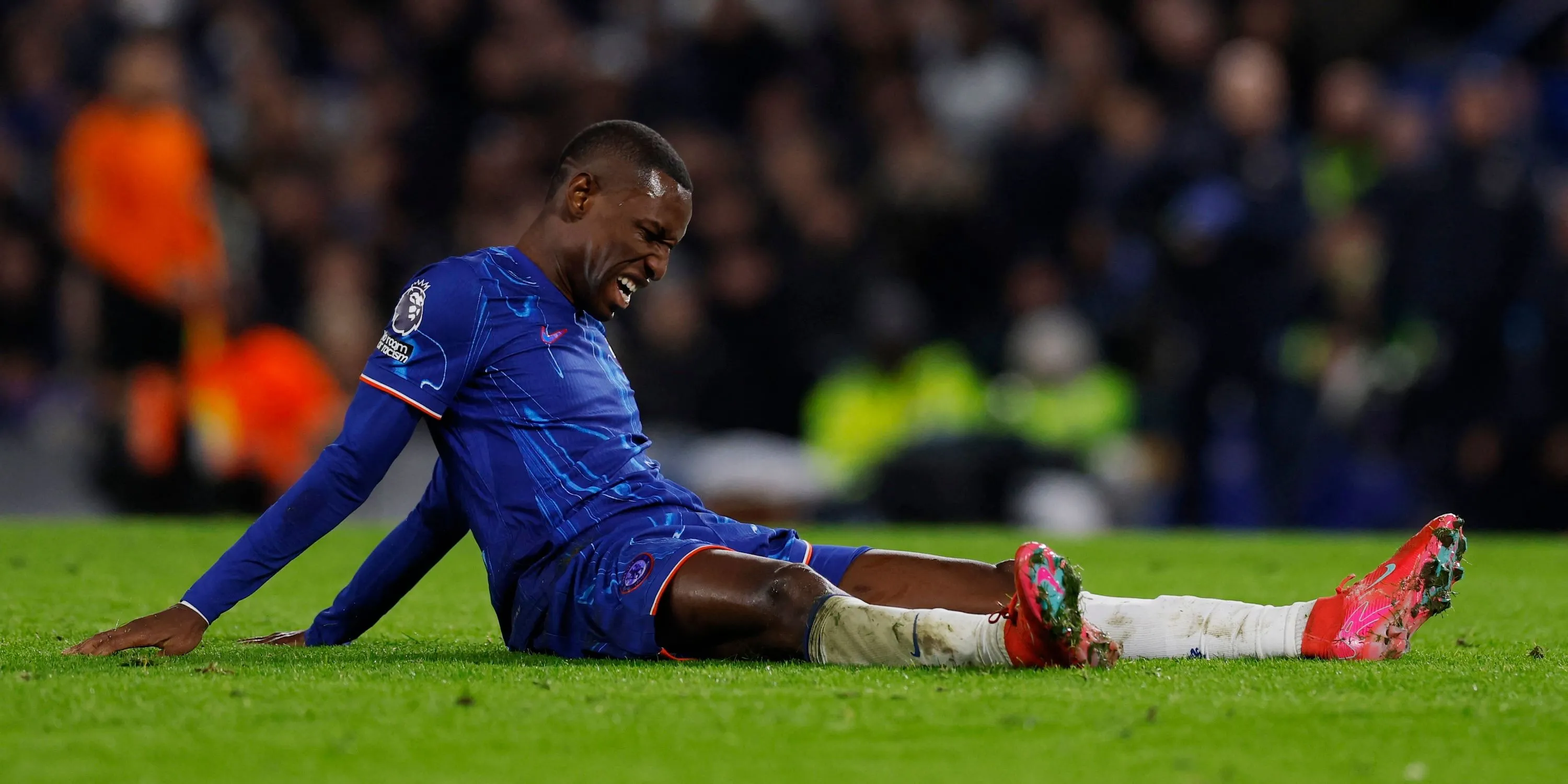 Tiền đạo Chelsea Nicolas Jackson tỏ ra thất vọng sau chấn thương