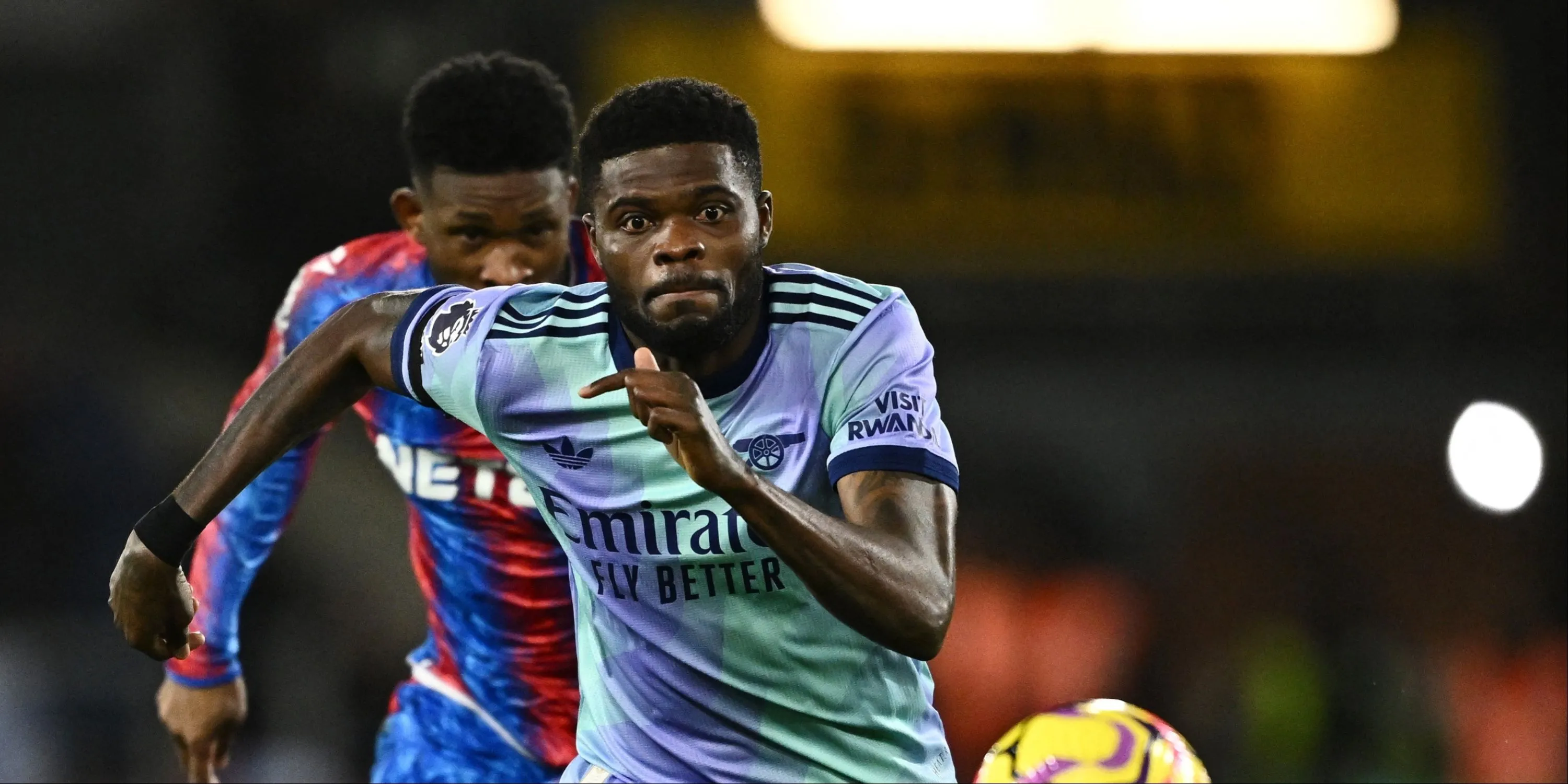 Tiền vệ Thomas Partey của Arsenal trên sân tập