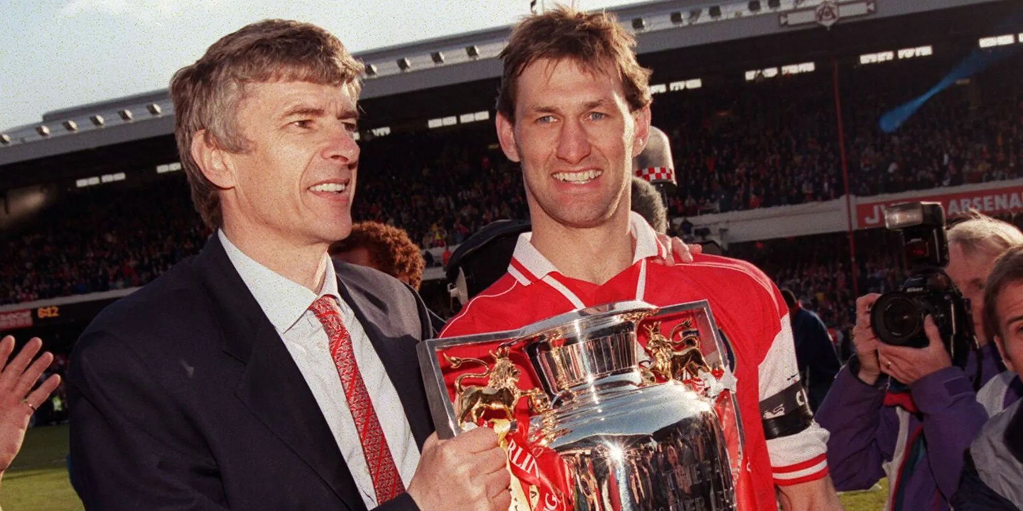 Tony Adams ăn mừng bàn thắng cho Arsenal