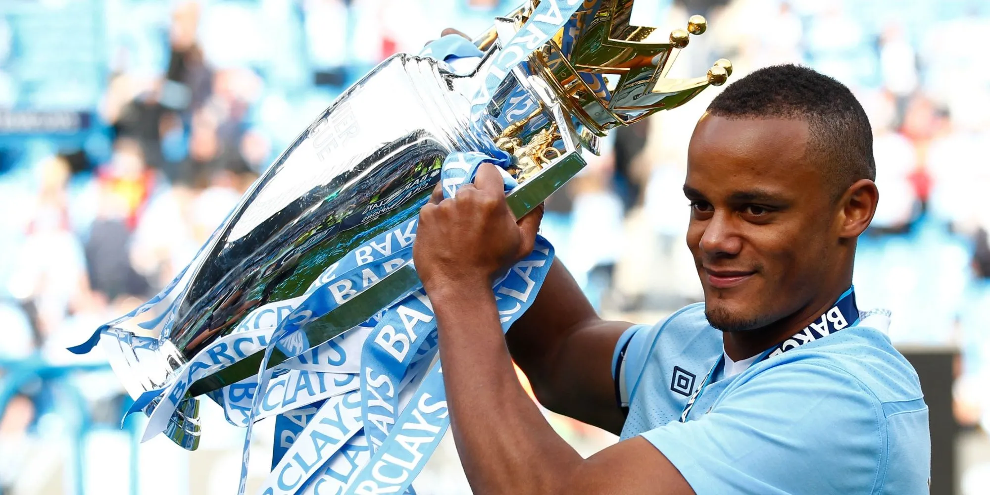 Vincent Kompany ăn mừng cùng Manchester City