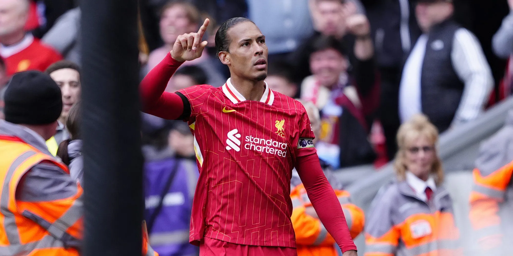 Virgil van Dijk thi đấu cho Liverpool
