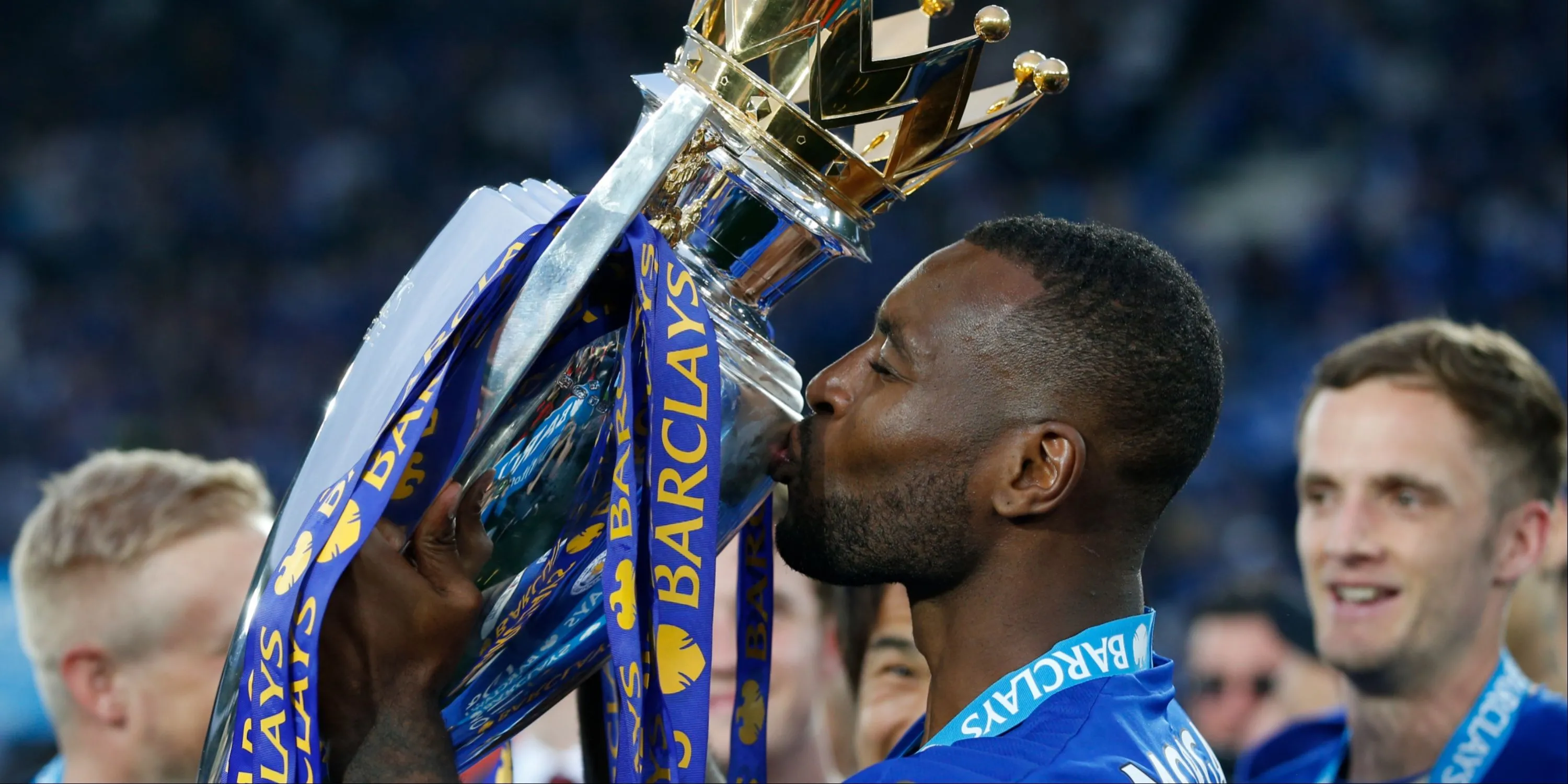 Wes Morgan nâng cúp vô địch Premier League cùng Leicester City