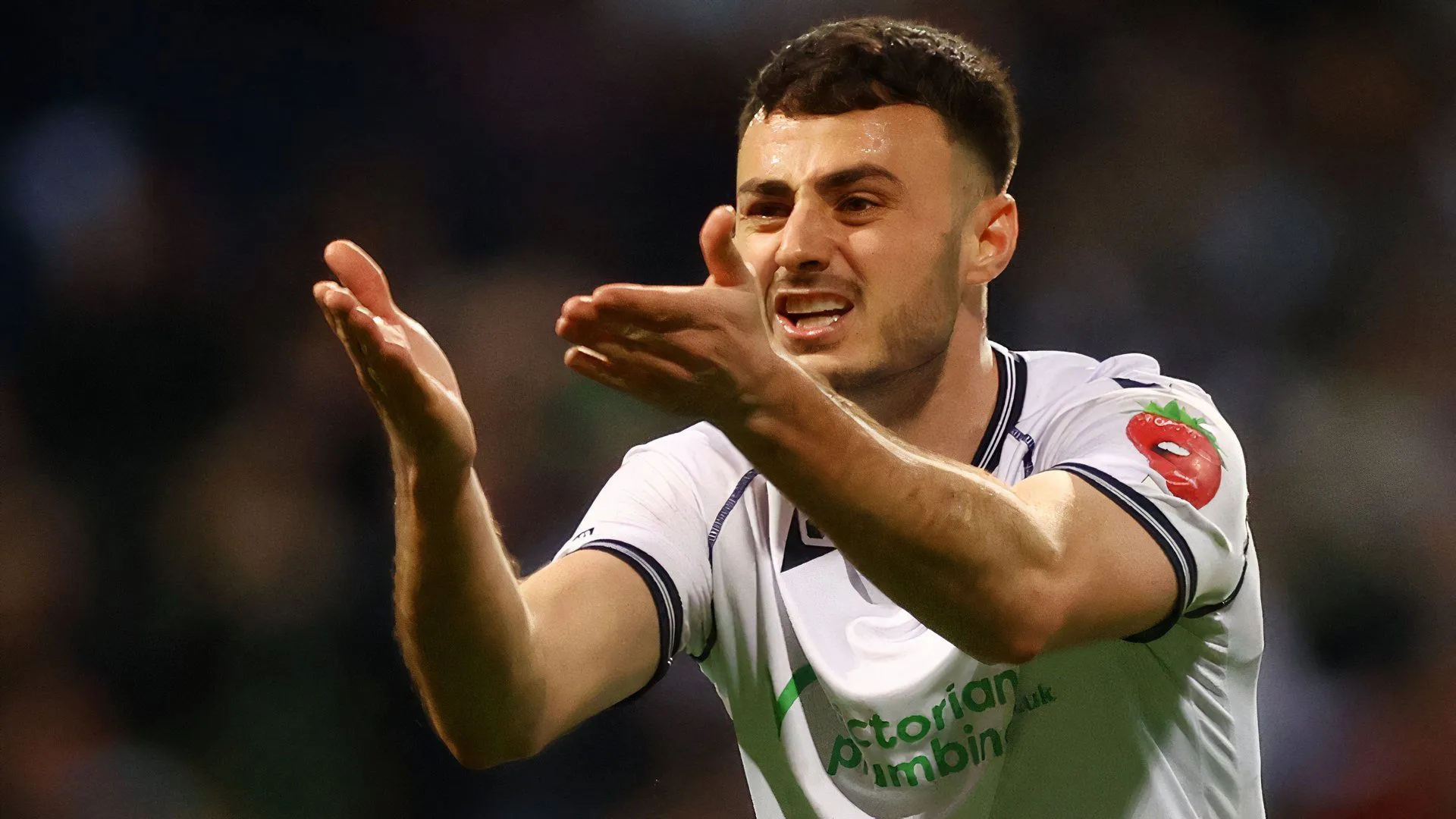Aaron Collins trong màu áo Bolton Wanderers đang thi đấu trên sân cỏ