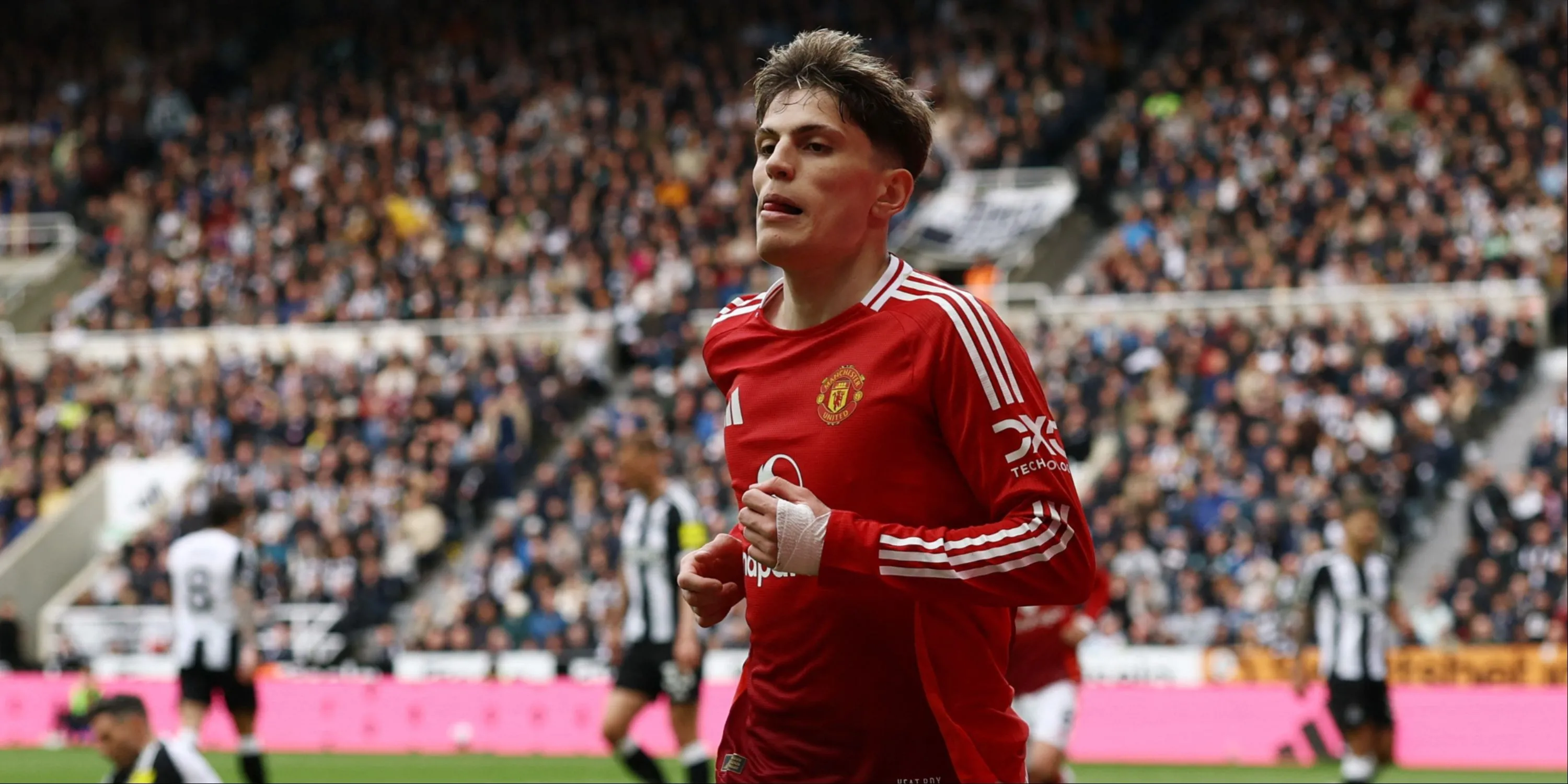Alejandro Garnacho thi đấu cho Manchester United trong một trận đấu.
