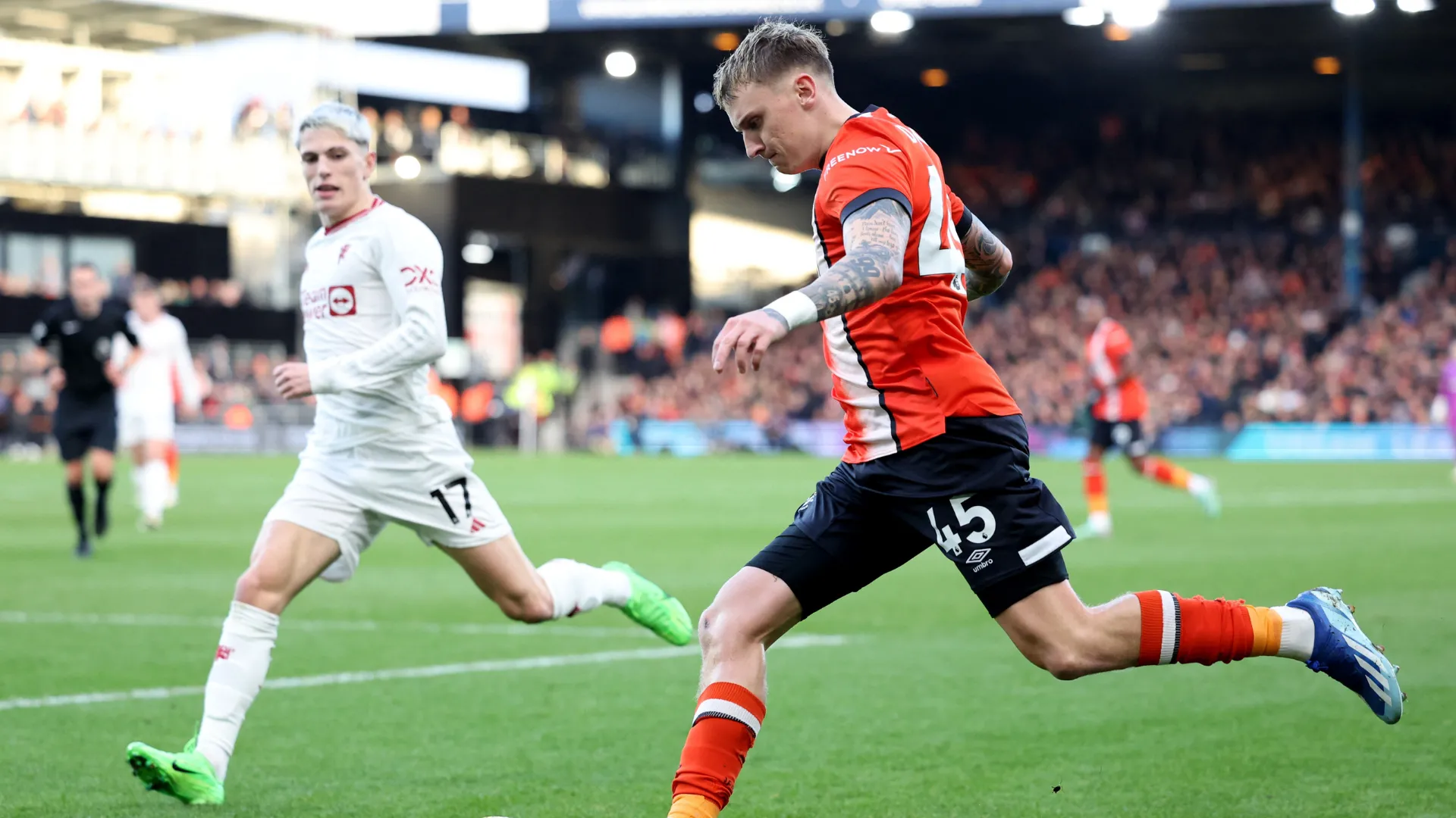 Alfie Doughty thi đấu trong màu áo Luton Town trước viễn cảnh rời CLB