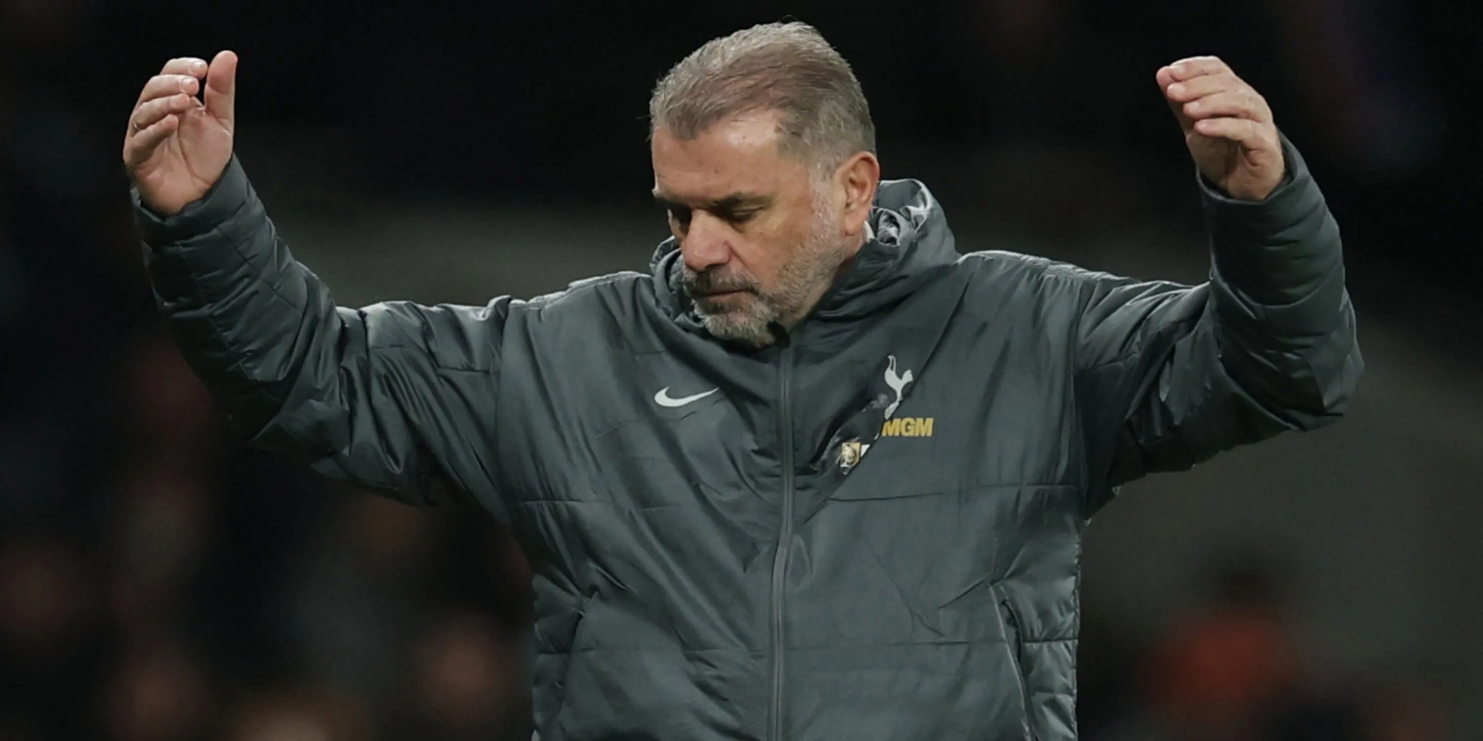 Ange Postecoglou trên sân trong trận đấu Premier League của Tottenham