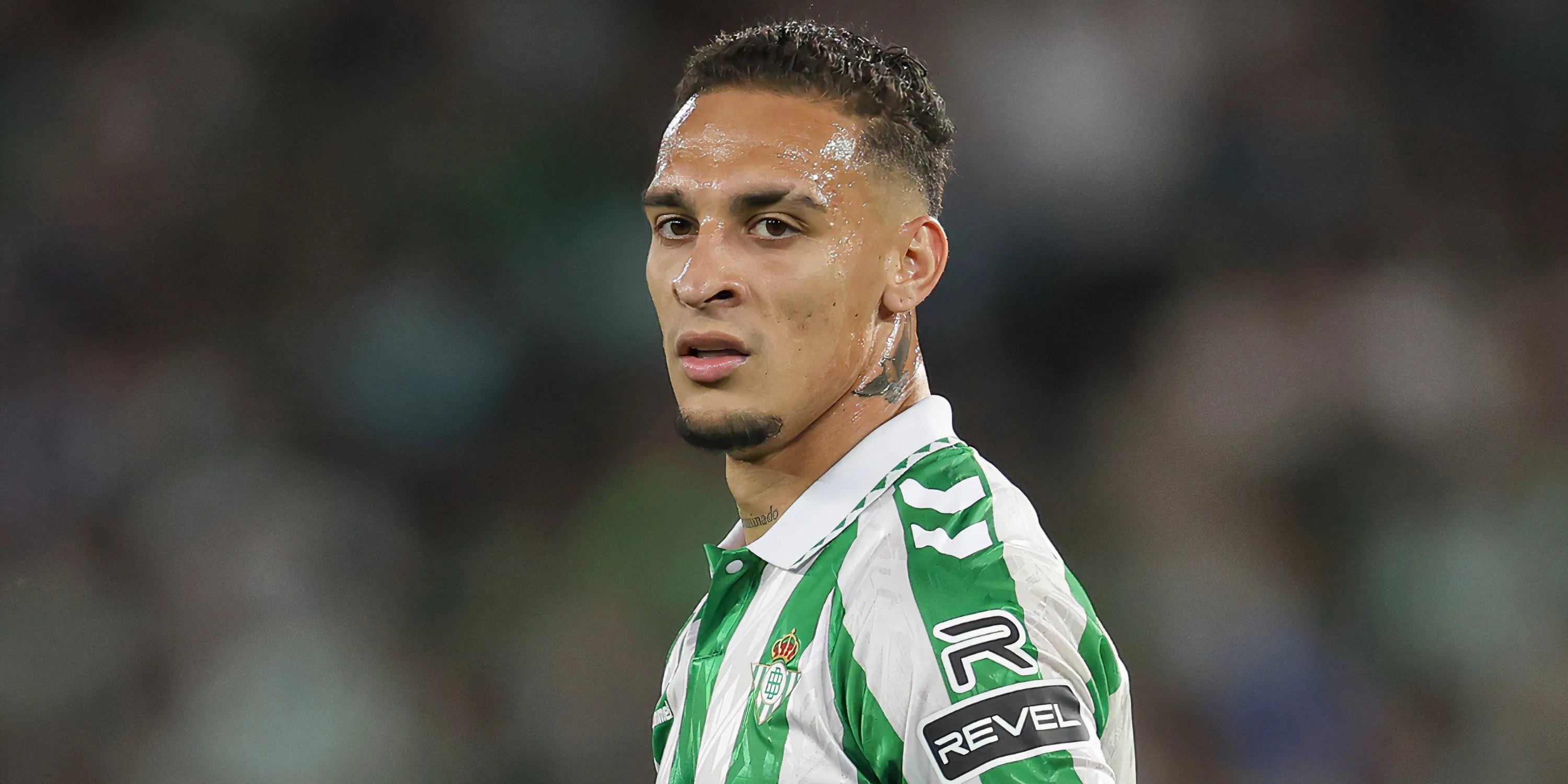 Antony của Man Utd đi bóng trong trận đấu với Real Betis