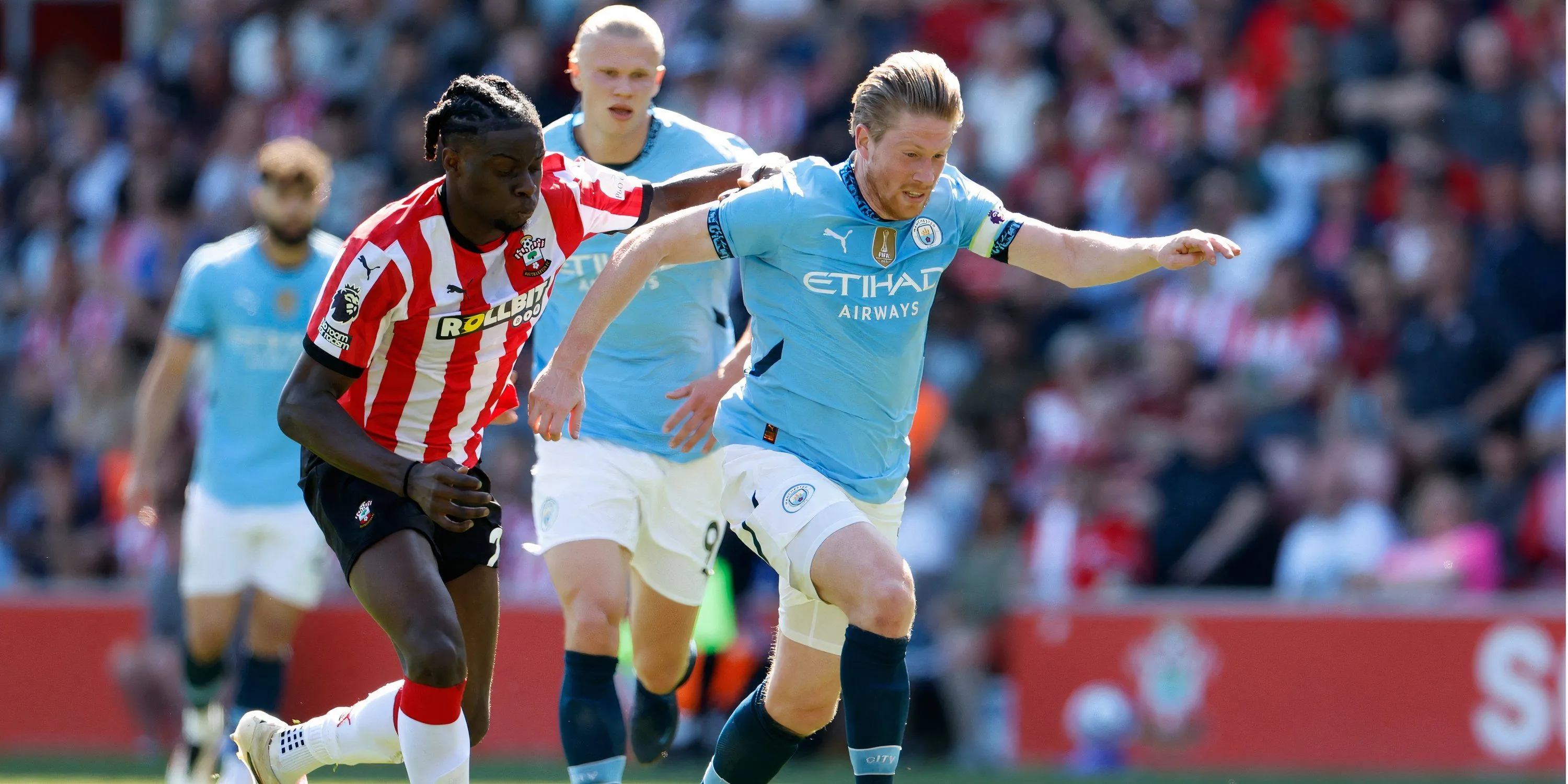 Các cầu thủ Man City trong một trận đấu thể hiện quyết tâm cho mùa giải mới