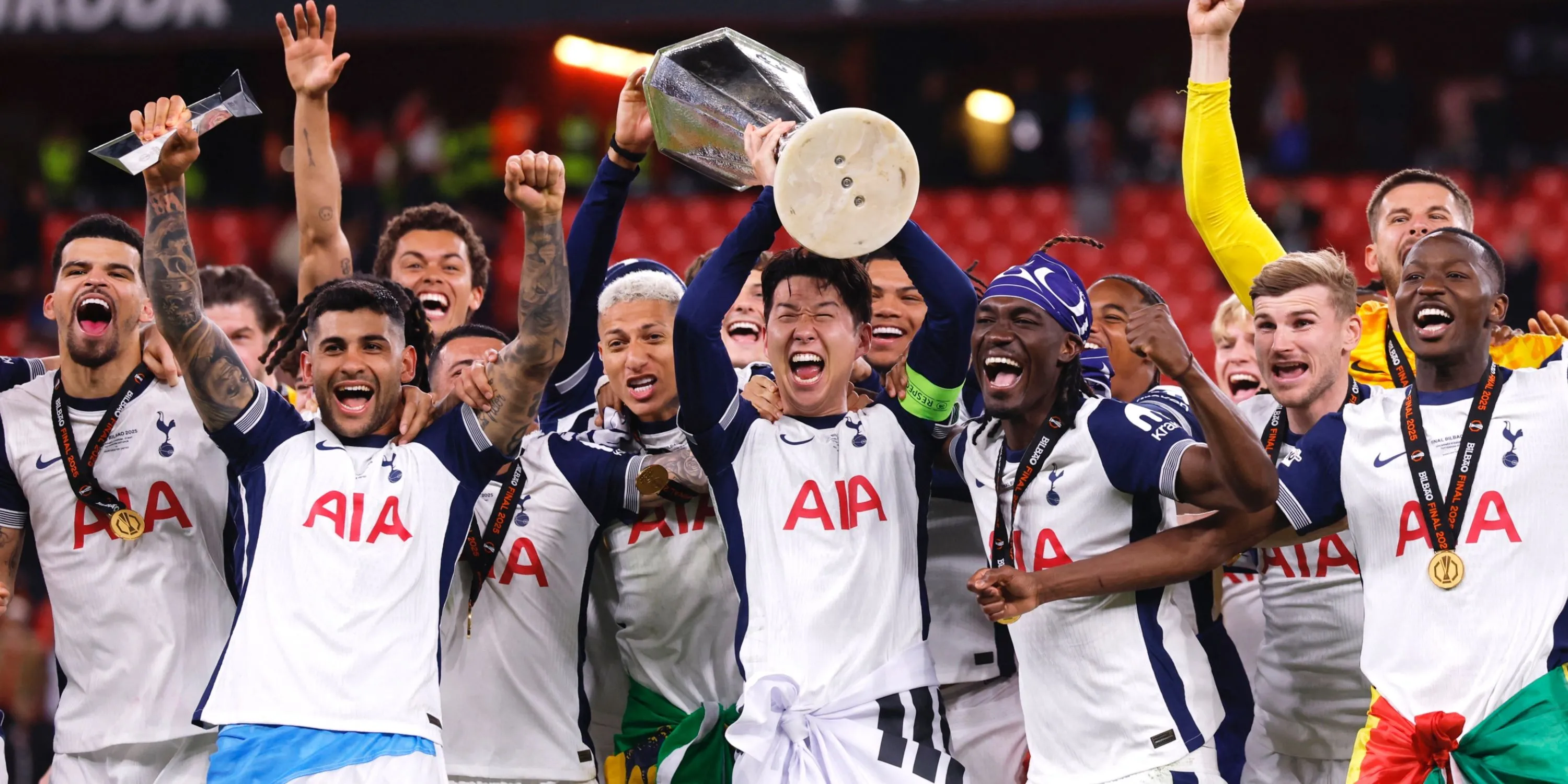 Các cầu thủ Tottenham ăn mừng danh hiệu Europa League sau 17 năm chờ đợi