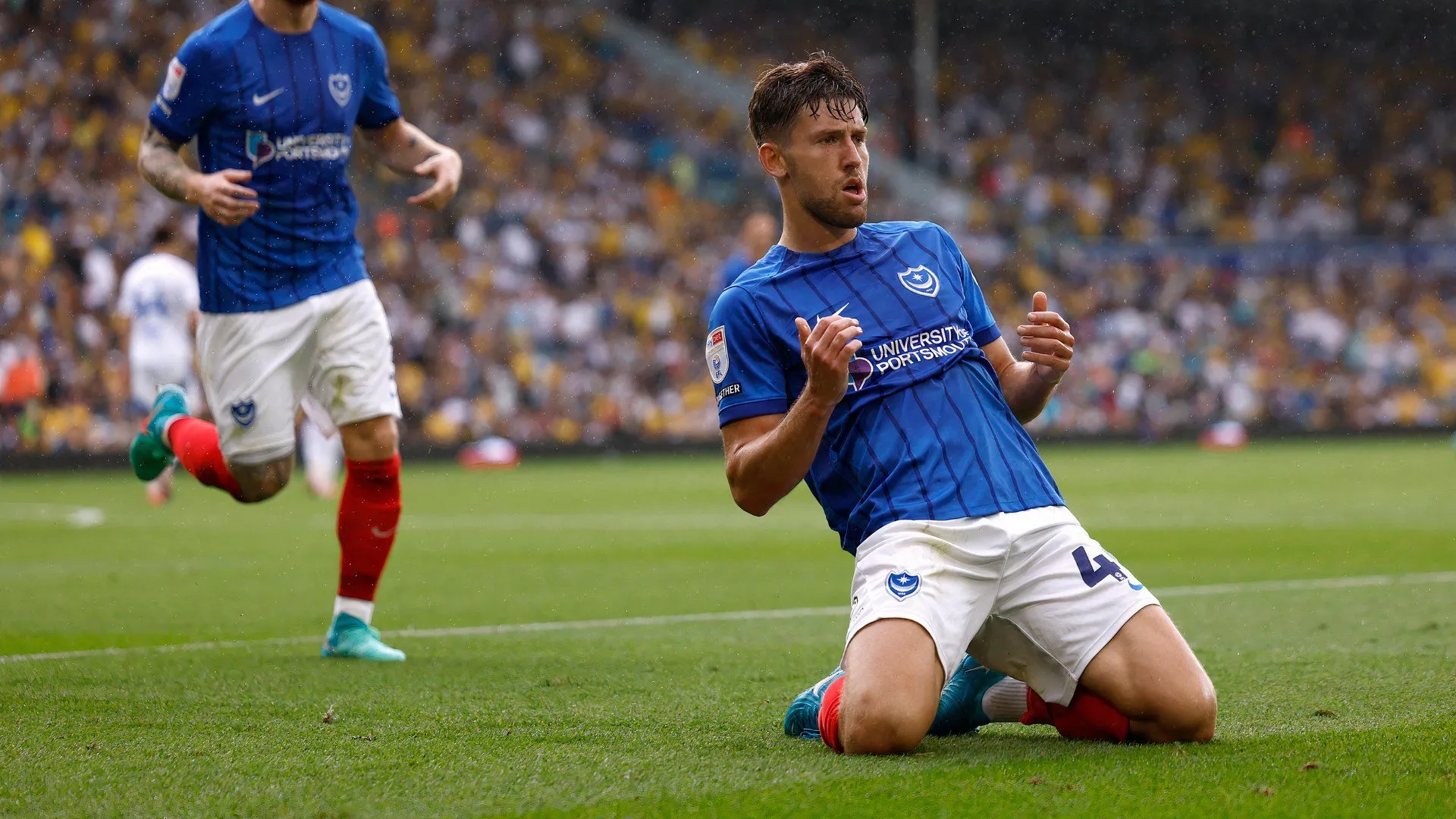 Callum Lang ăn mừng bàn thắng cho Portsmouth FC tại Championship
